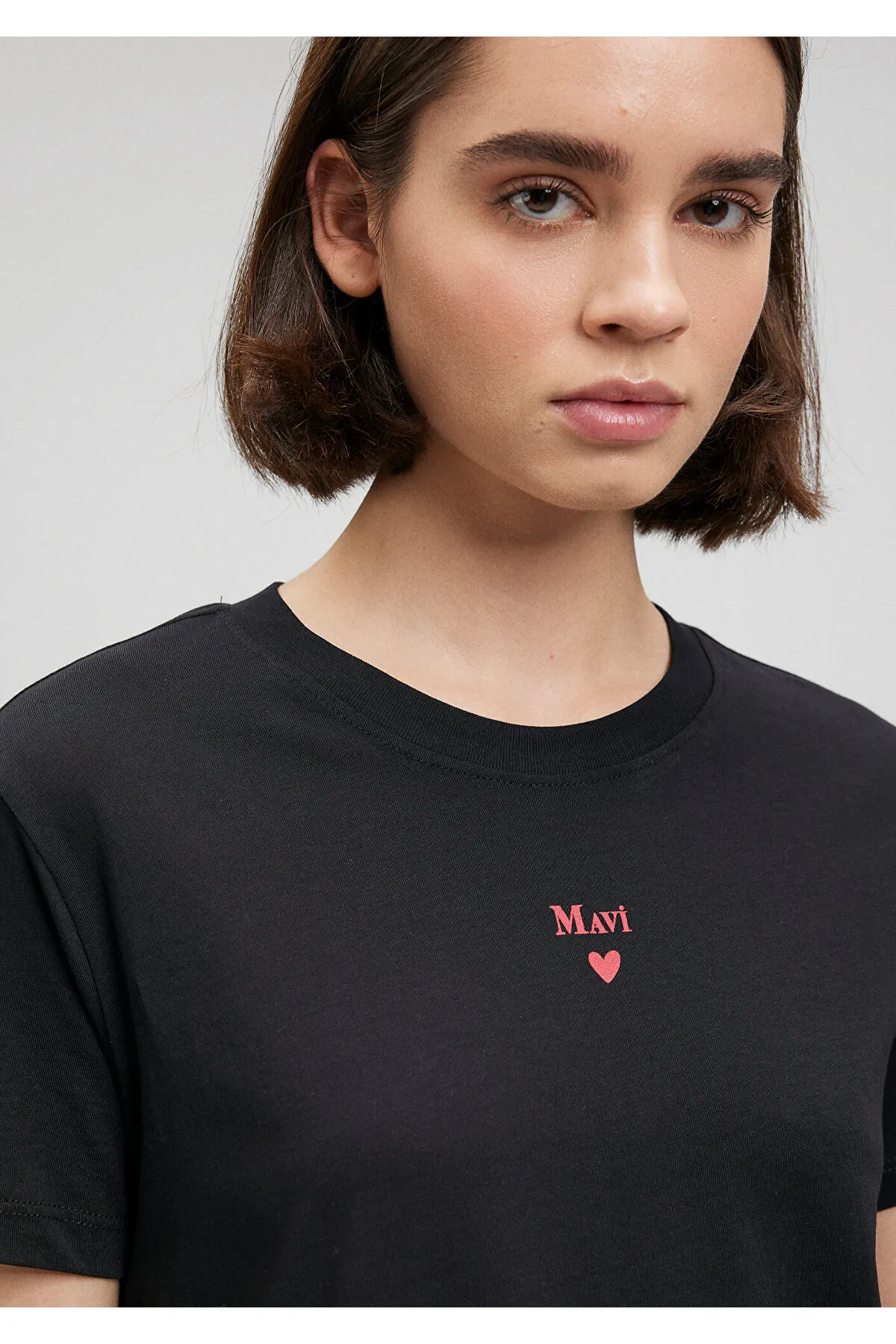 Mavi  Schwarzes T-Shirt mit Logo-Print, reguläre Passform / normaler Schnitt 1601185-900