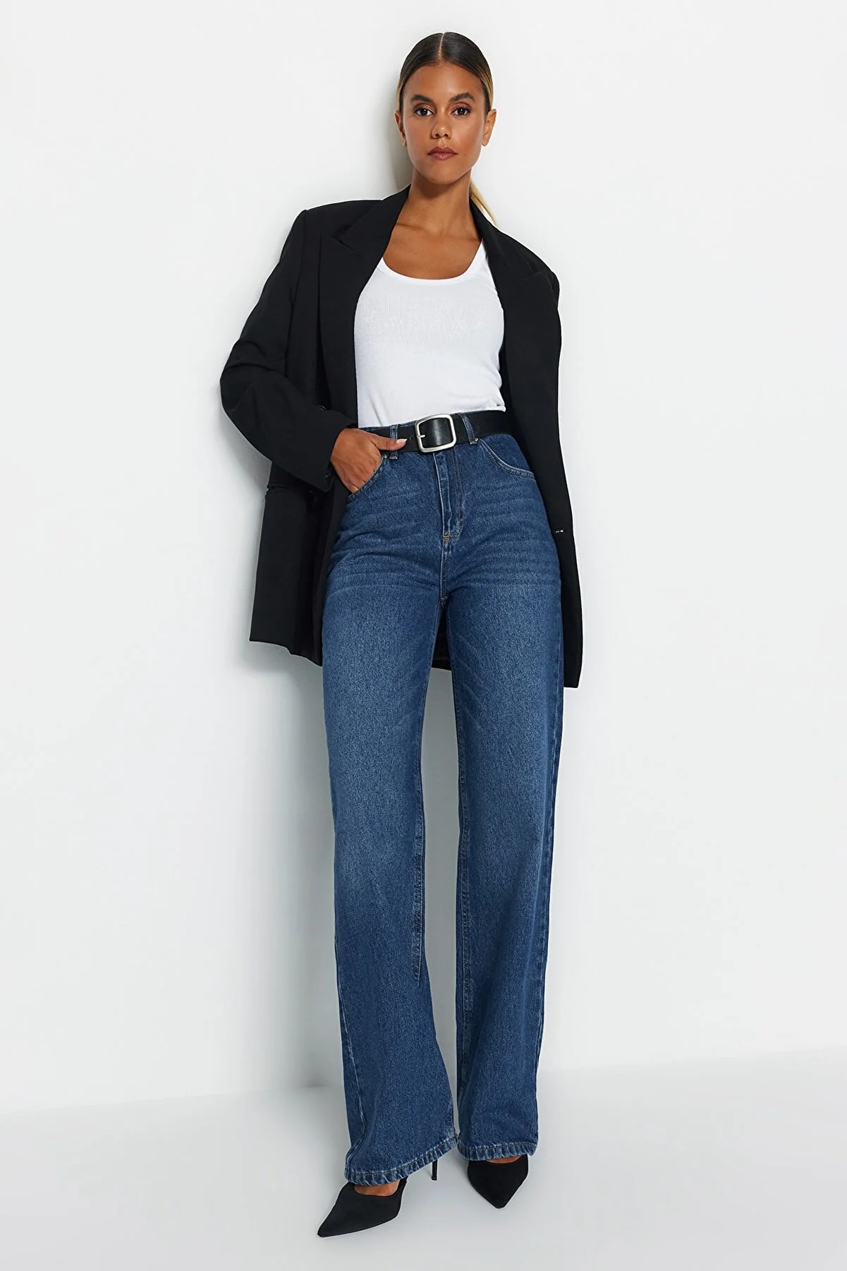 Trendyol Collection  Dunkelblaue Jeans mit hoher Taille und weitem Bein TWOAW24JE00074