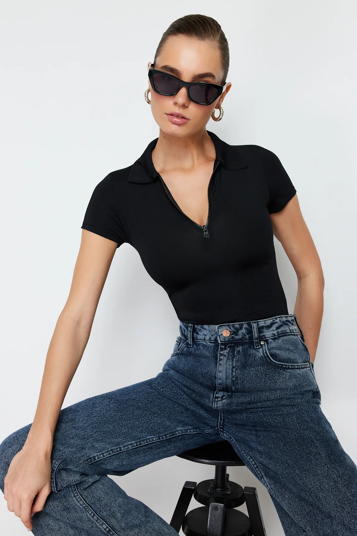 Trendyol Collection  Schwarzer taillierter/körperbetonter flexibler Strickbody mit Reißverschlusskragen und Druckknöpfen TWOSS24BD00025
