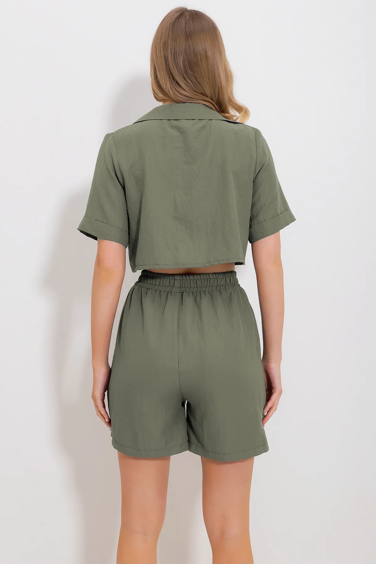 Trend Alaçatı Stili  Damen Khakifarbenes Set aus kurzer Bluse und Shorts mit Rollkragen, gewebter Hose und Oberteil Alc-X11739