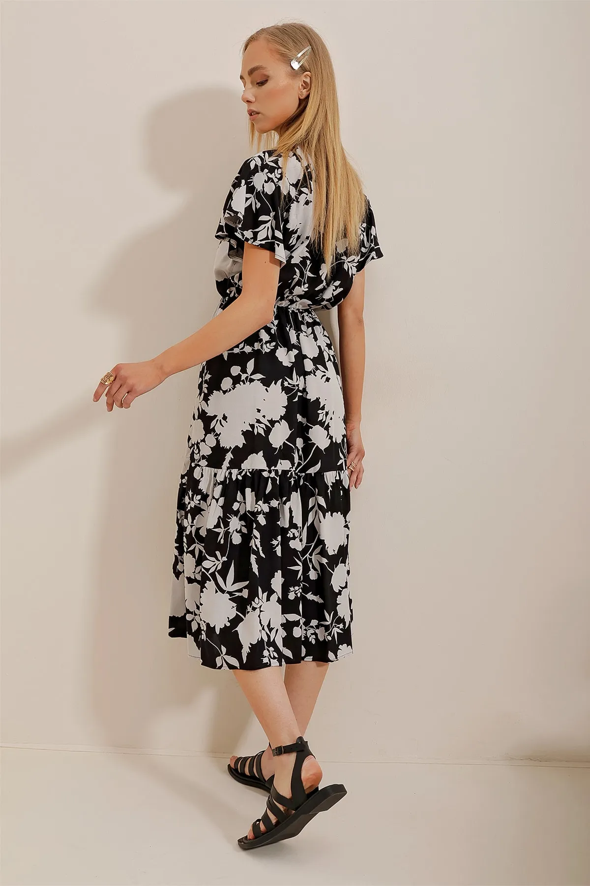 Trend Alaçatı Stili  Schwarz-weißes zweireihiges Kleid mit Kragen und Volants aus Viskosegewebe für Damen ALC-X4373