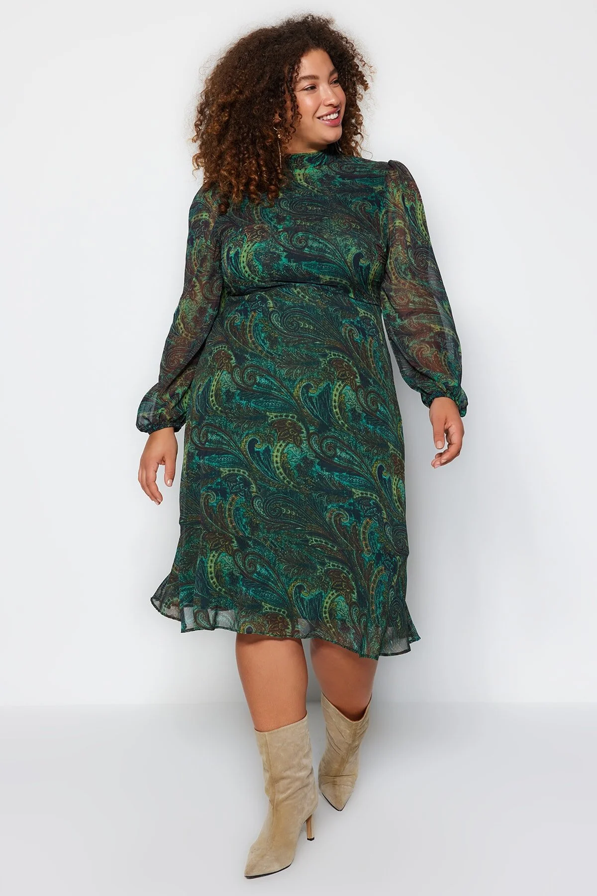 Trendyol Curve  Grünes Chiffonkleid mit Paisleymuster TBBAW24AH00028