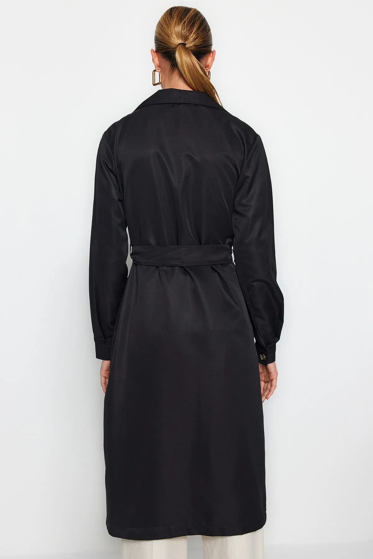 Trendyol Collection  Schwarzer, wasserabweisender, langer Trenchcoat mit Gürtel TWOAW24TR00003