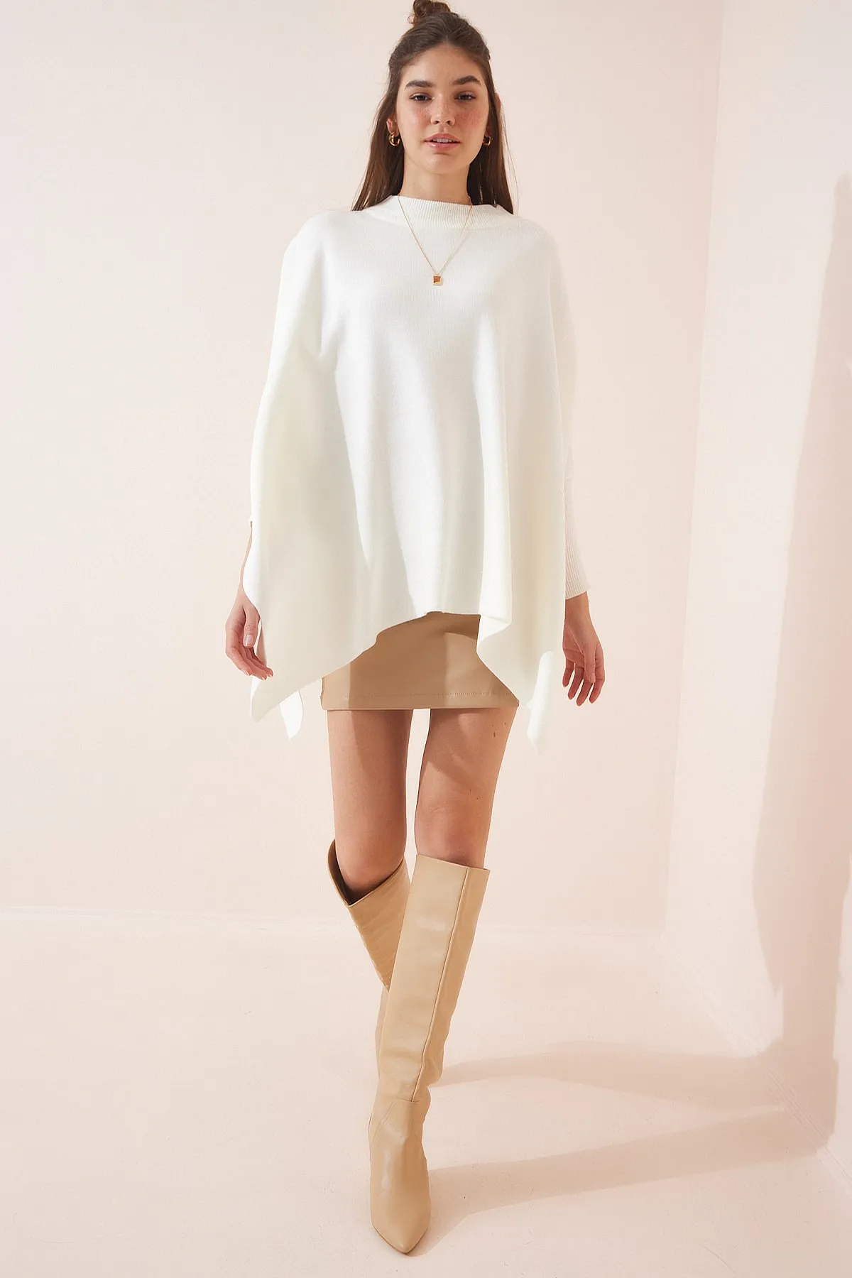 Happiness İstanbul  Ecrufarbenes Oversize-Poncho-Sweatshirt mit Seitenschlitz für Damen YY00005