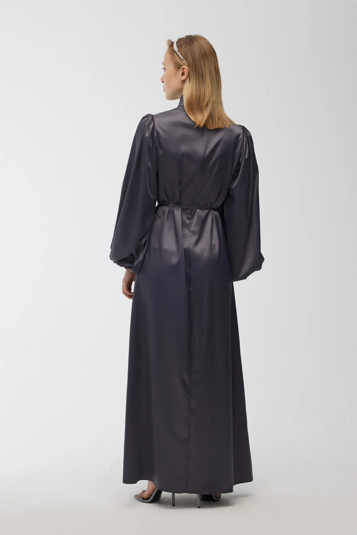 Manuka  Abendkleid aus Satin mit Ballonärmeln, Anthrazit