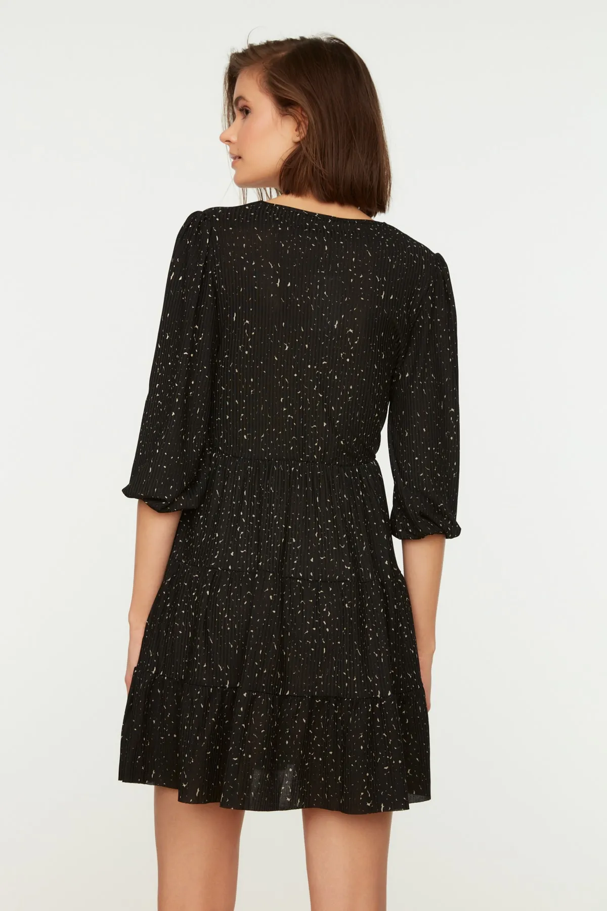 Trendyol Collection  Schwarzes bedrucktes Skater-/Zweireiher-Mini-Stretch-Strickkleid mit Ausschnitt TWOAW22EL0104
