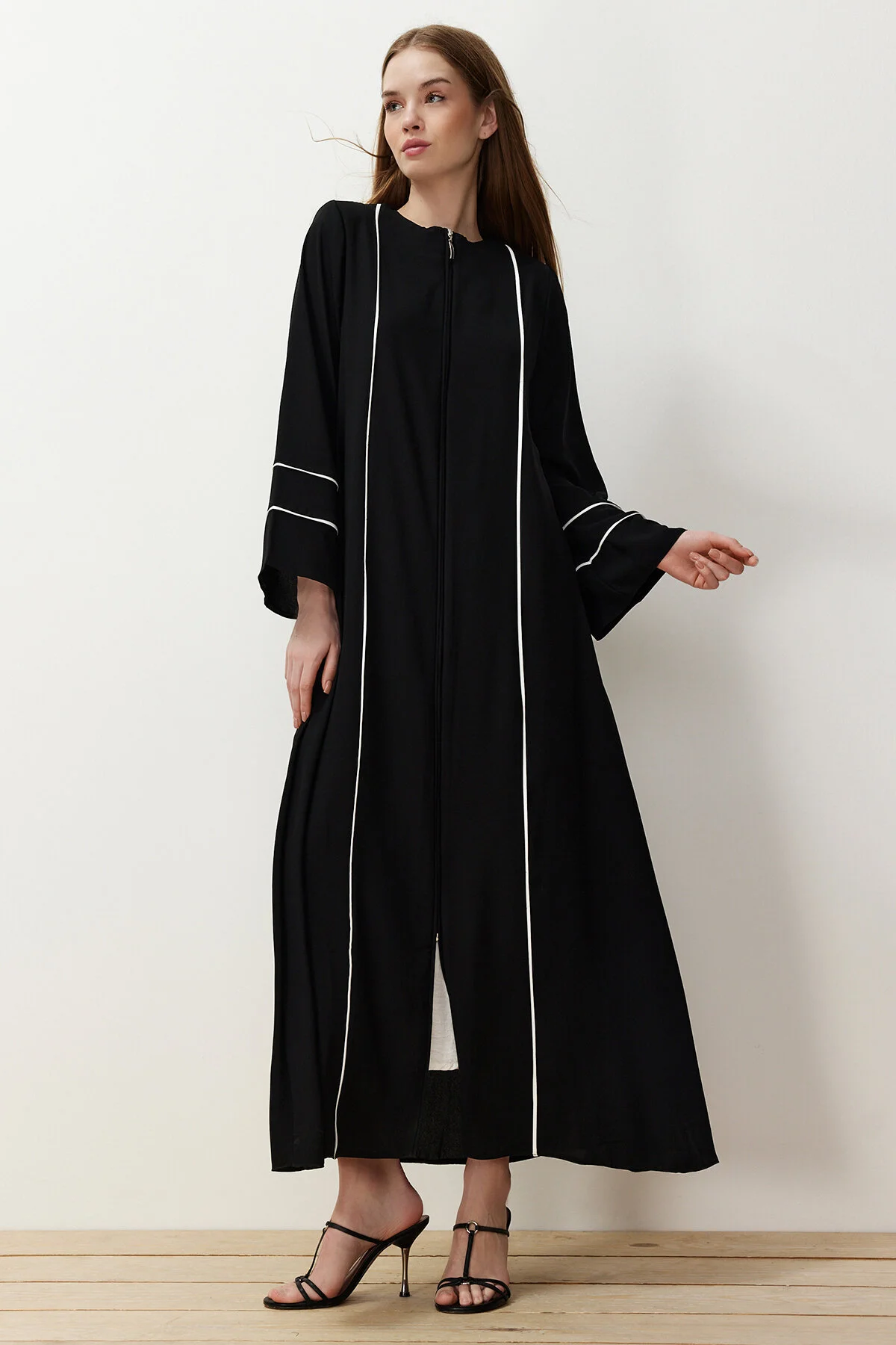 Trendyol Modest  Schwarze gewebte Kappe mit Paspelierung und Ferace TCTSS24KF00024
