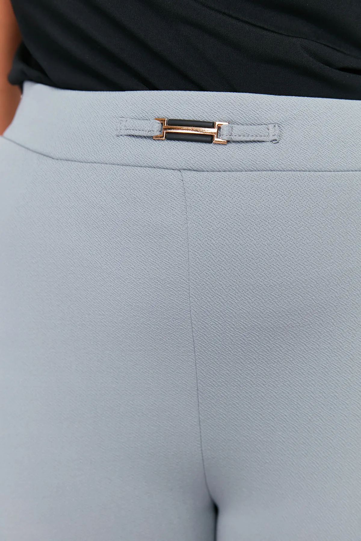 Trendyol Curve  Graue, detaillierte Strickhose mit Zigarettenzubehör TBSSS24AR00023
