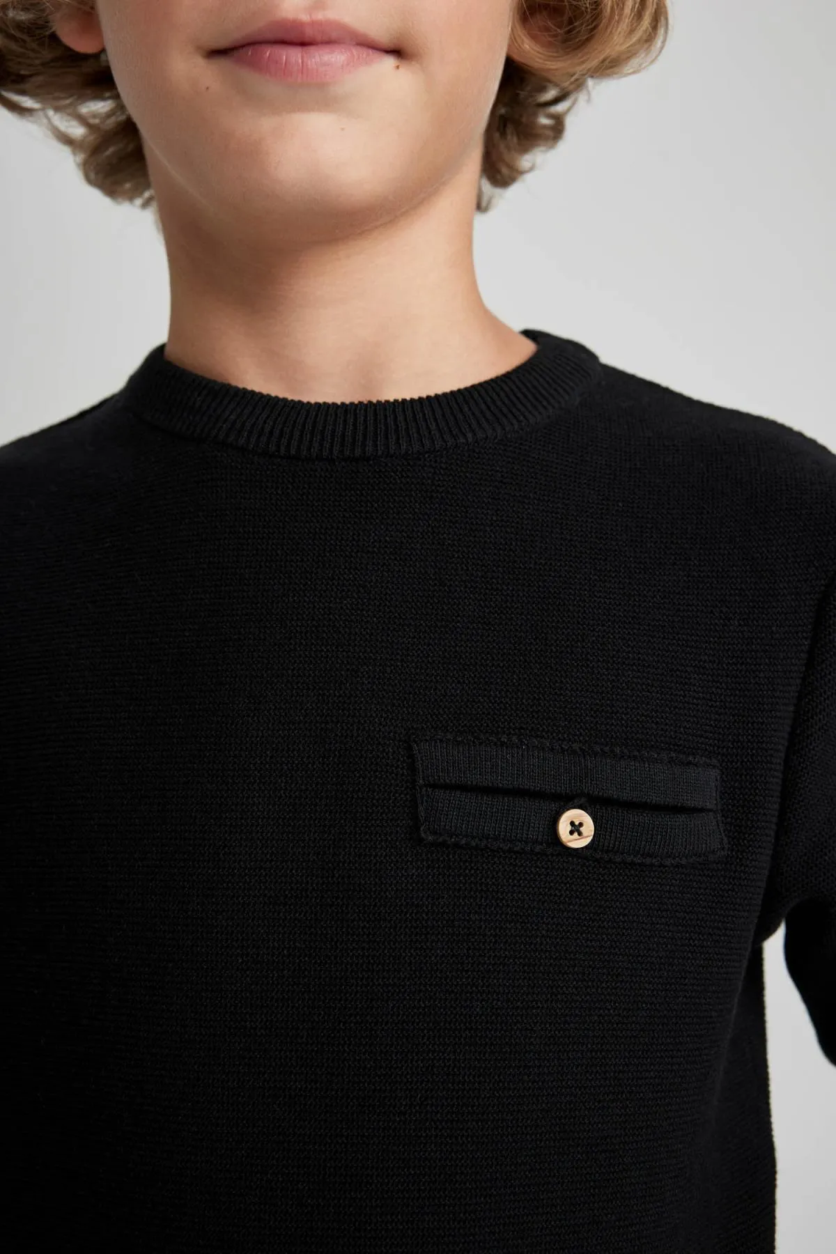 DeFacto  Strickpullover für Jungen mit normaler Passform und Rundhalsausschnitt