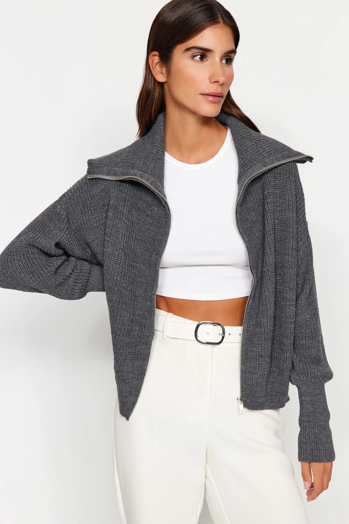 Trendyol Collection  Anthrazitfarbener Strick-Cardigan mit Degaje-Kragen und Reißverschluss TWOAW24HI00072