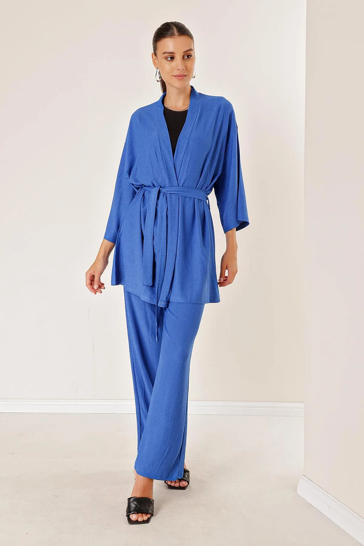 By Saygı  Faltige Hosen mit Taschen Kimono-Set Saks