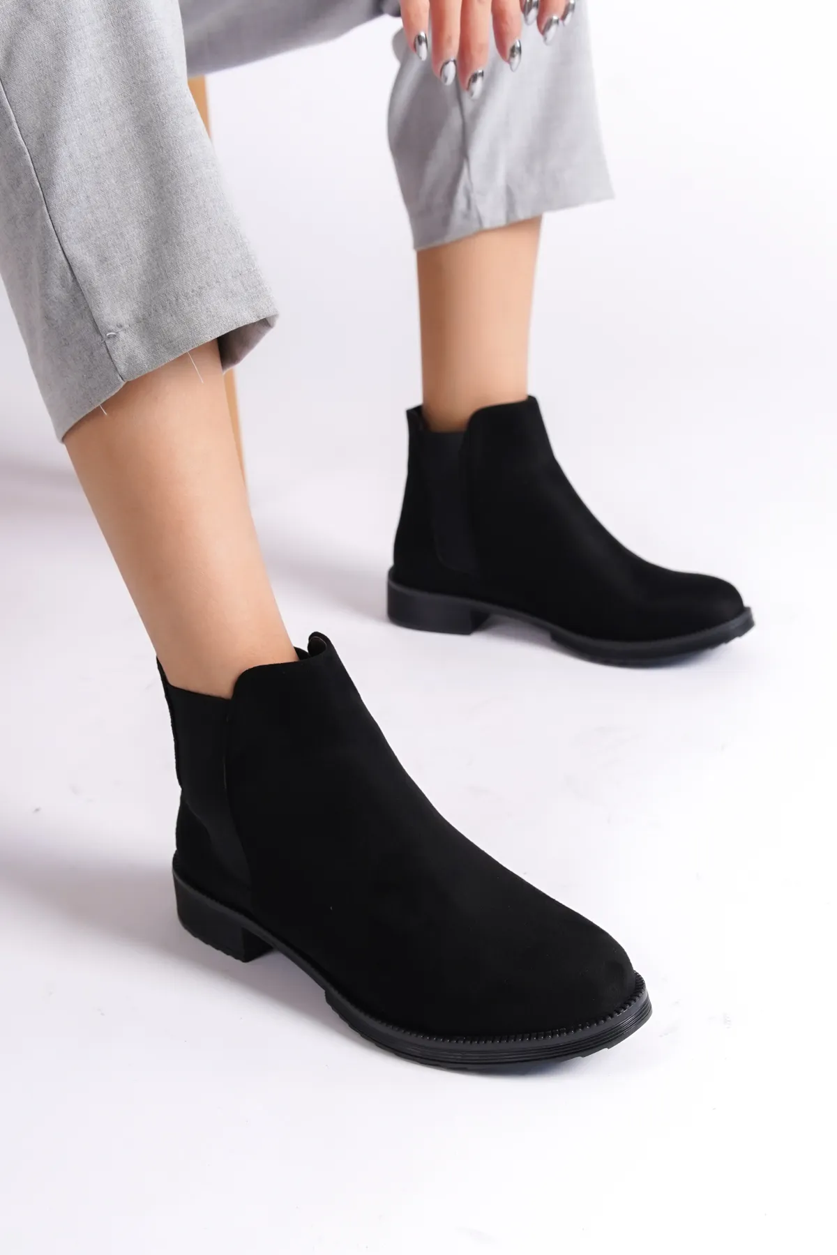 Capone Outfitters  Knöchellange, seitlich elastische Damenstiefel mit runder Zehenpartie