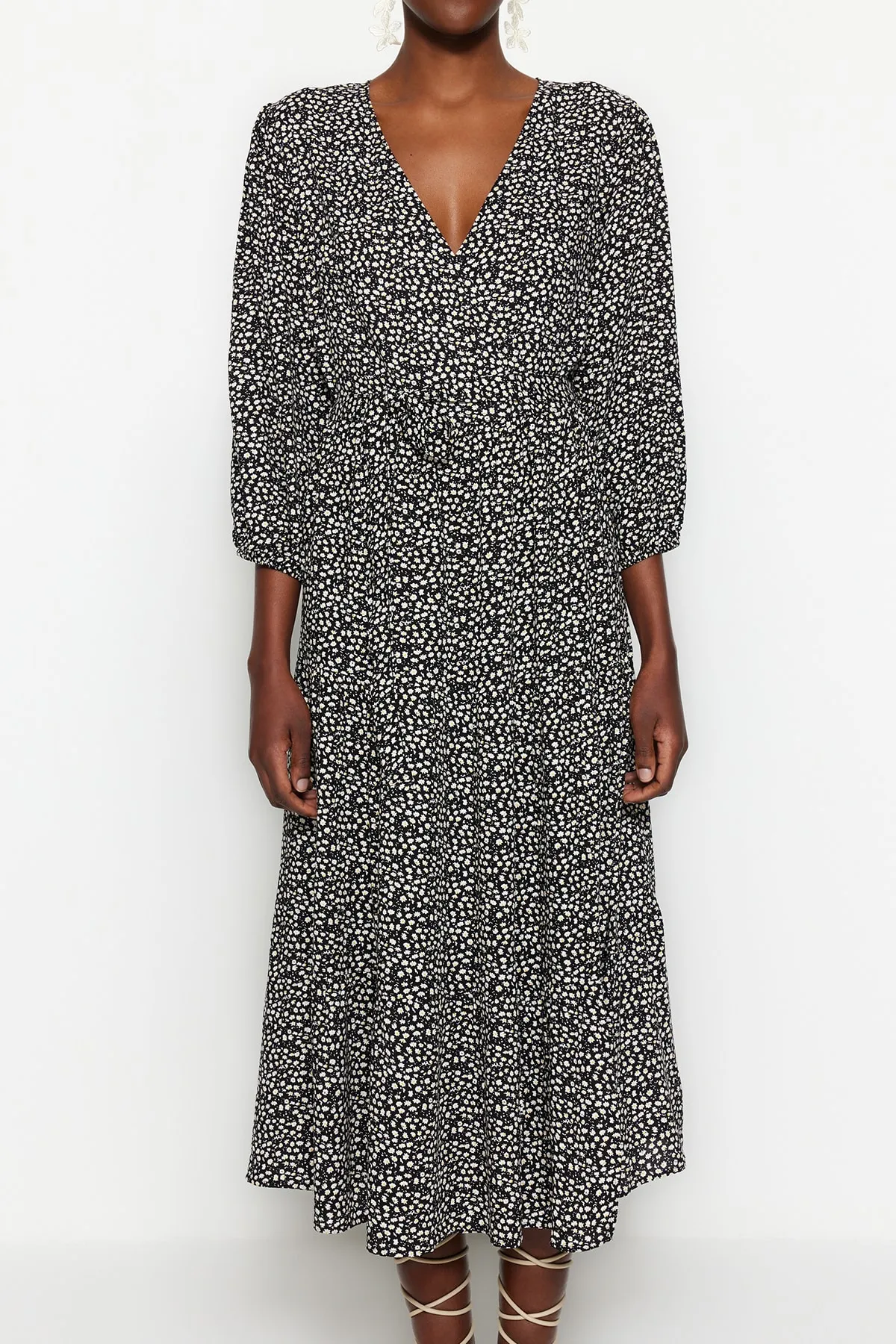 Trendyol Collection  Schwarzes, zweireihiges Maxi-Webkleid mit Blumenmuster TWOSS23EL01229