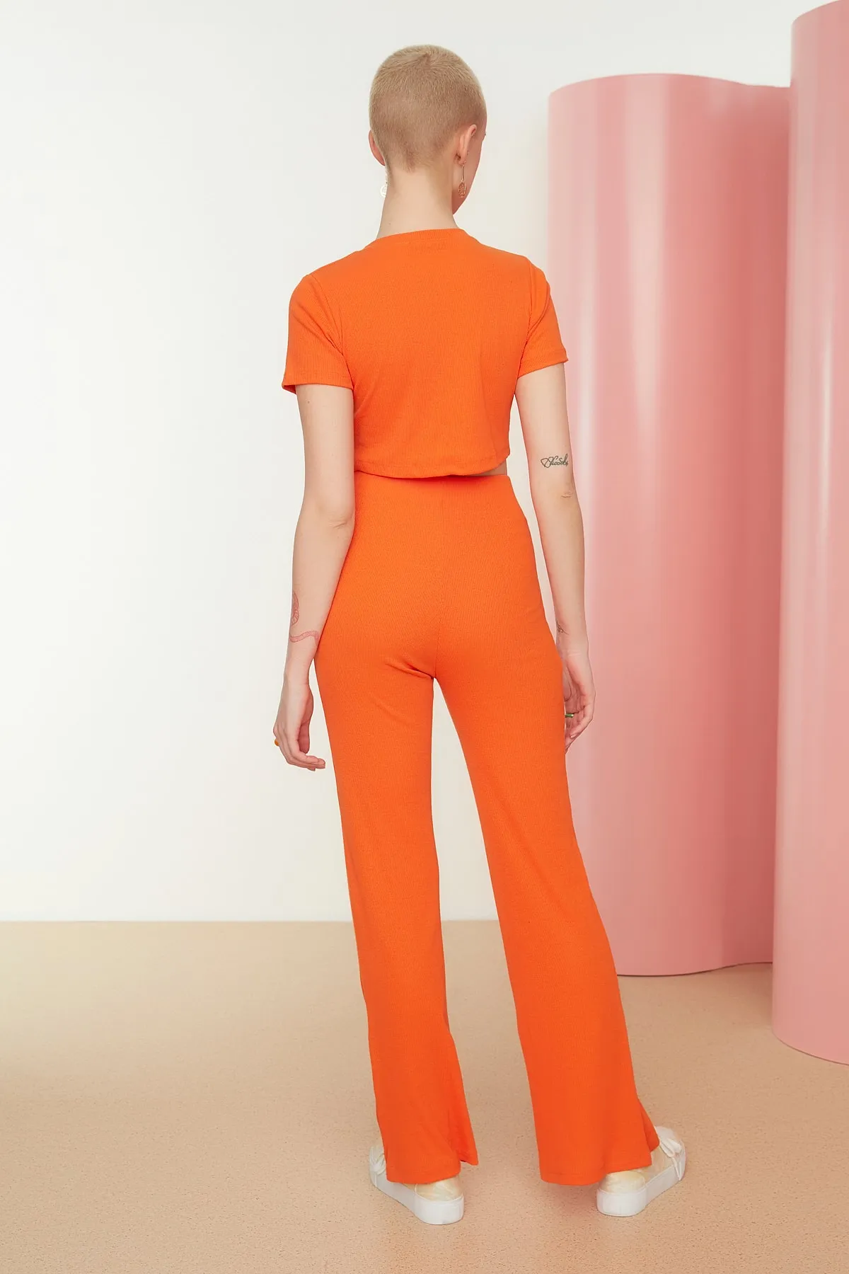 Trendyol Collection  Orangefarbenes Set aus Oberteil und Unterteil mit Rundhalsausschnitt, gerippter, dehnbarer Strickbluse und Hose TWOSS21AU0160