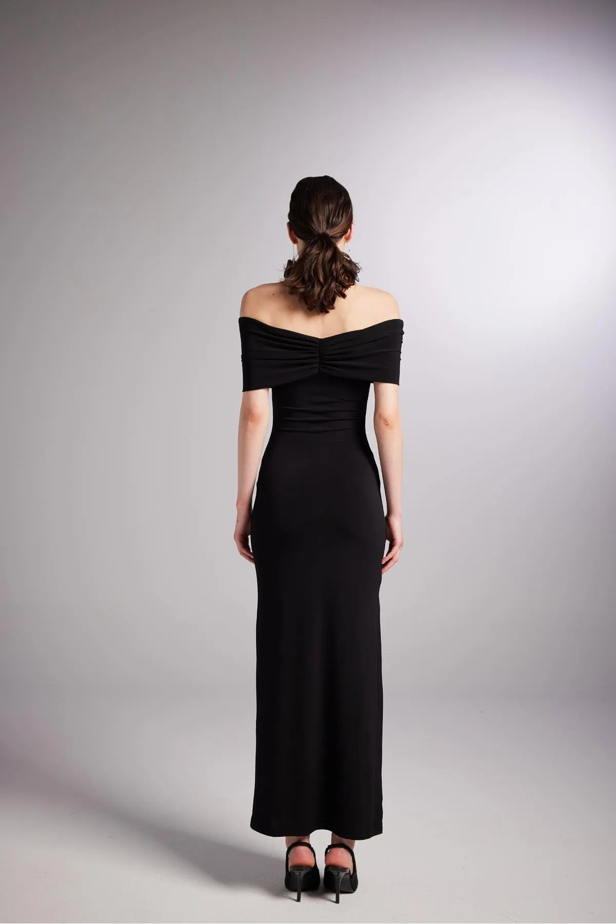 HOLLY LOLLY  Langes lilafarbenes Kleid mit Madonna-Kragen und Schlitz in Schwarz