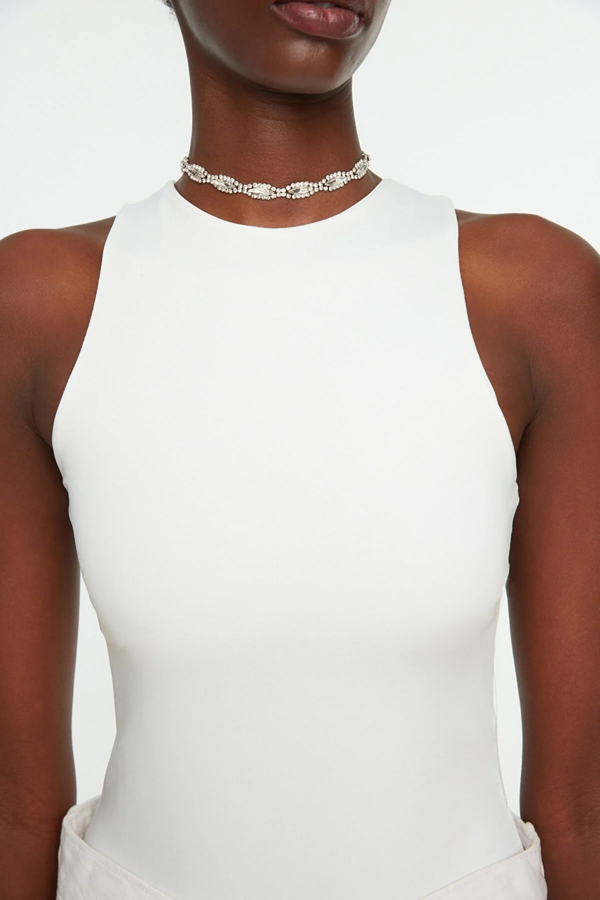 Trendyol Collection  Weißer Neckholder-Body mit flexiblem Strick-Body mit Druckknöpfen TWOSS20BD0044