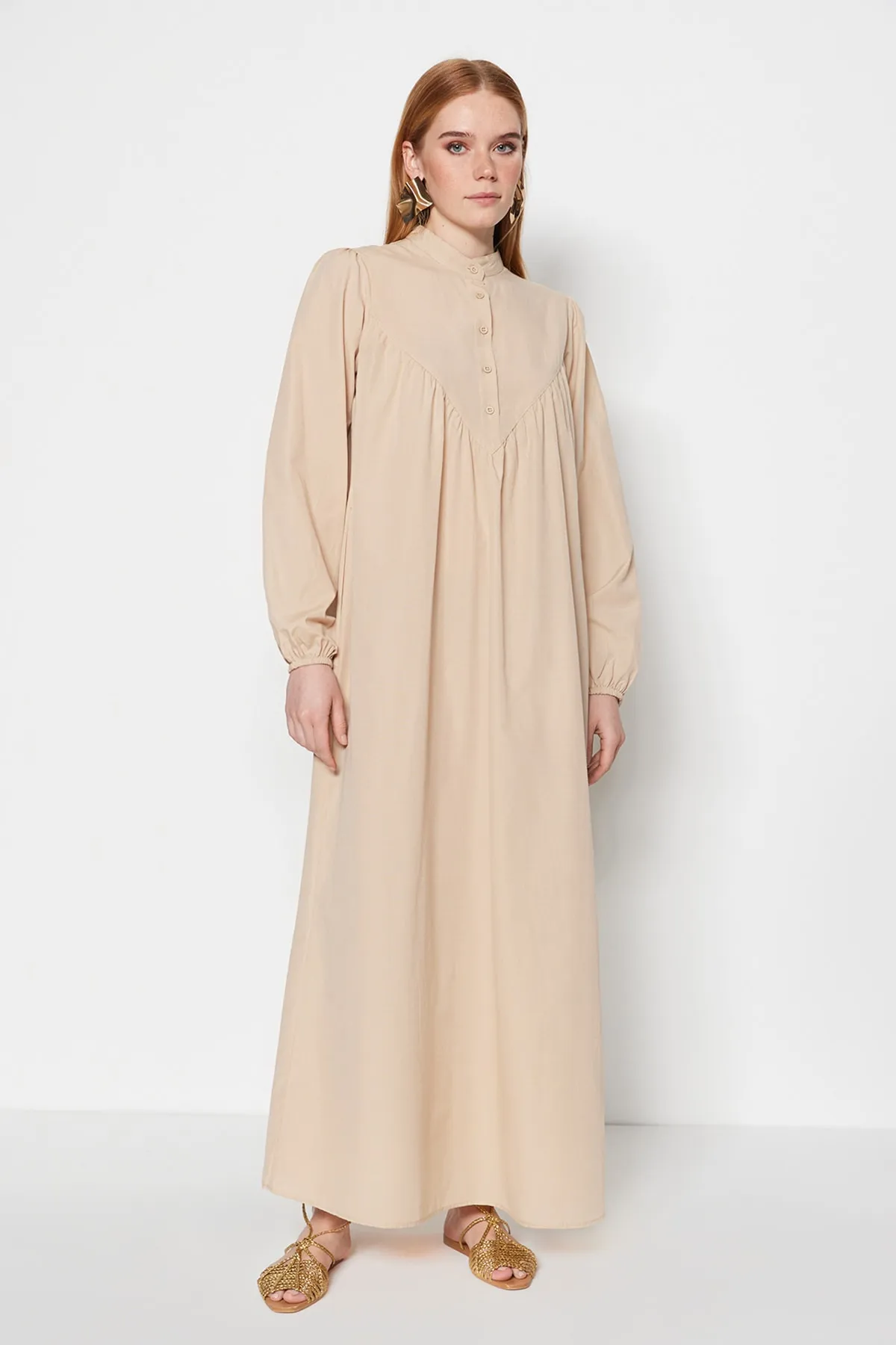 Trendyol Modest  Beiges, gefüttertes, gewebtes Kleid aus Baumwolle mit Ballonärmeln, halber Knopfleiste und weiter Passform TCTSS23EB00371