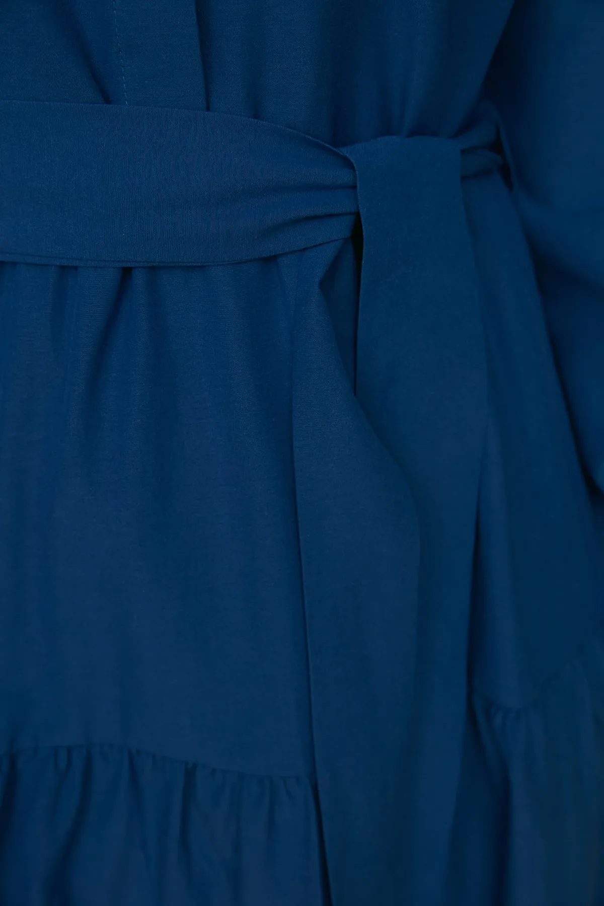 Trendyol Modest  Saks – Gewebtes Kleid mit Gürtel und Chefkragen und Knopfdetail TCTSS21EL3343