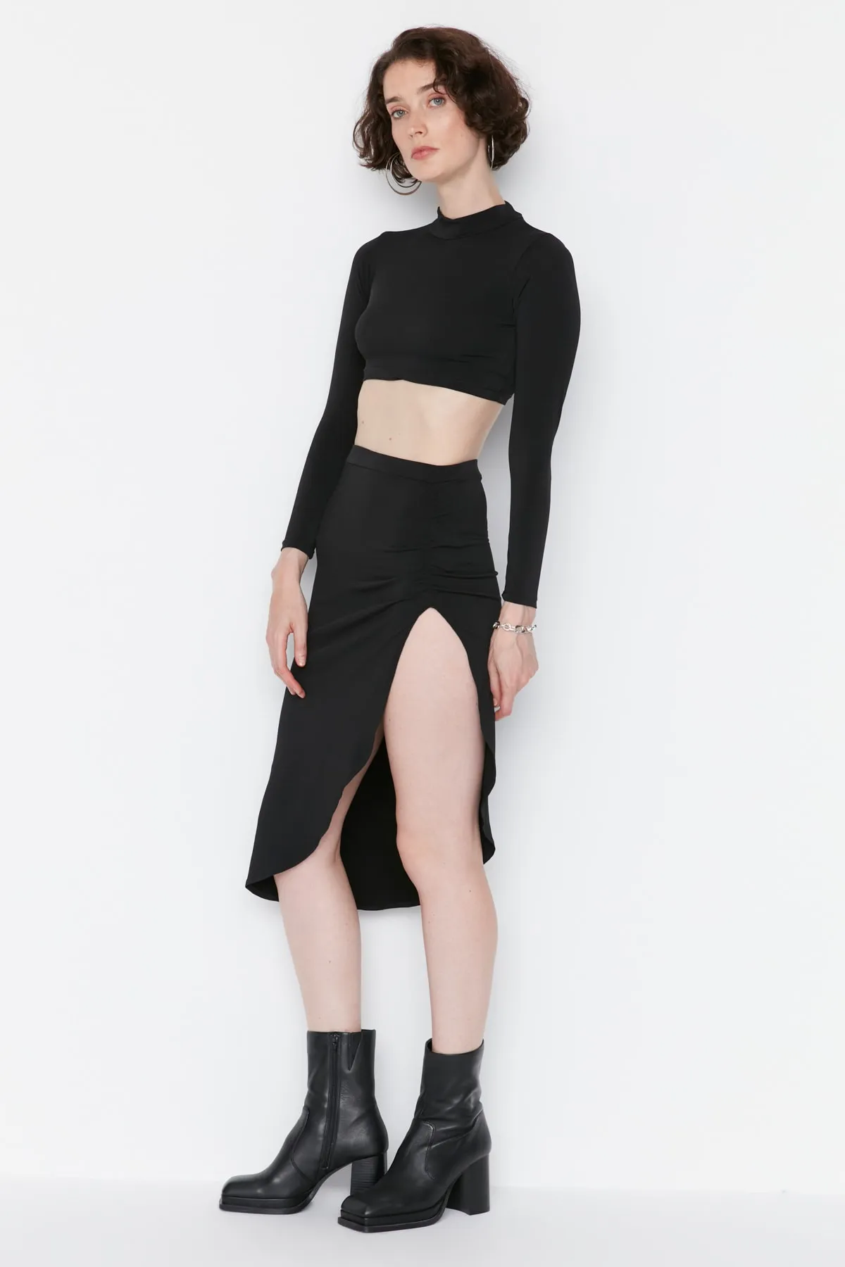 Trendyol Collection  Schwarzes Crop-Top-Set mit tiefem Schlitz und Raffung, flexiblem Strickoberteil und Unterteil TWOAW22AU0222