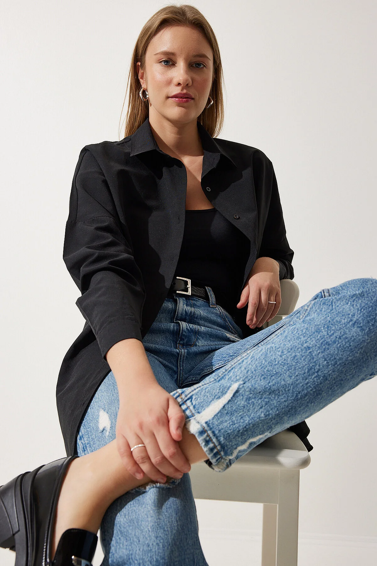 Happiness İstanbul  Schwarzes, langes Oversize-Basic-Shirt für Damen DD00842