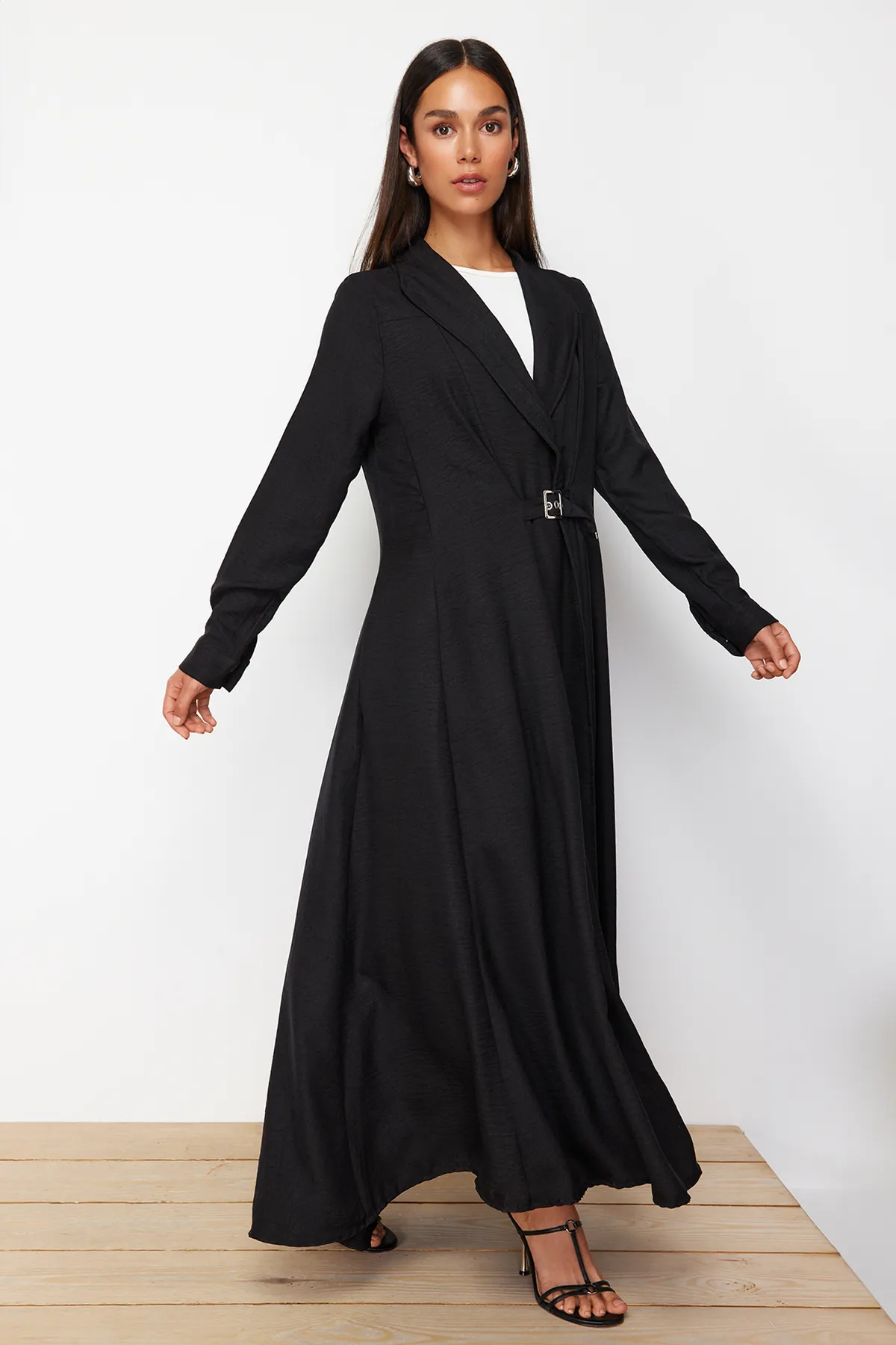 Trendyol Modest  Schwarzes gewebtes Kleid in Leinenoptik mit Gürteldetail auf der Vorderseite TCTSS24EB00194