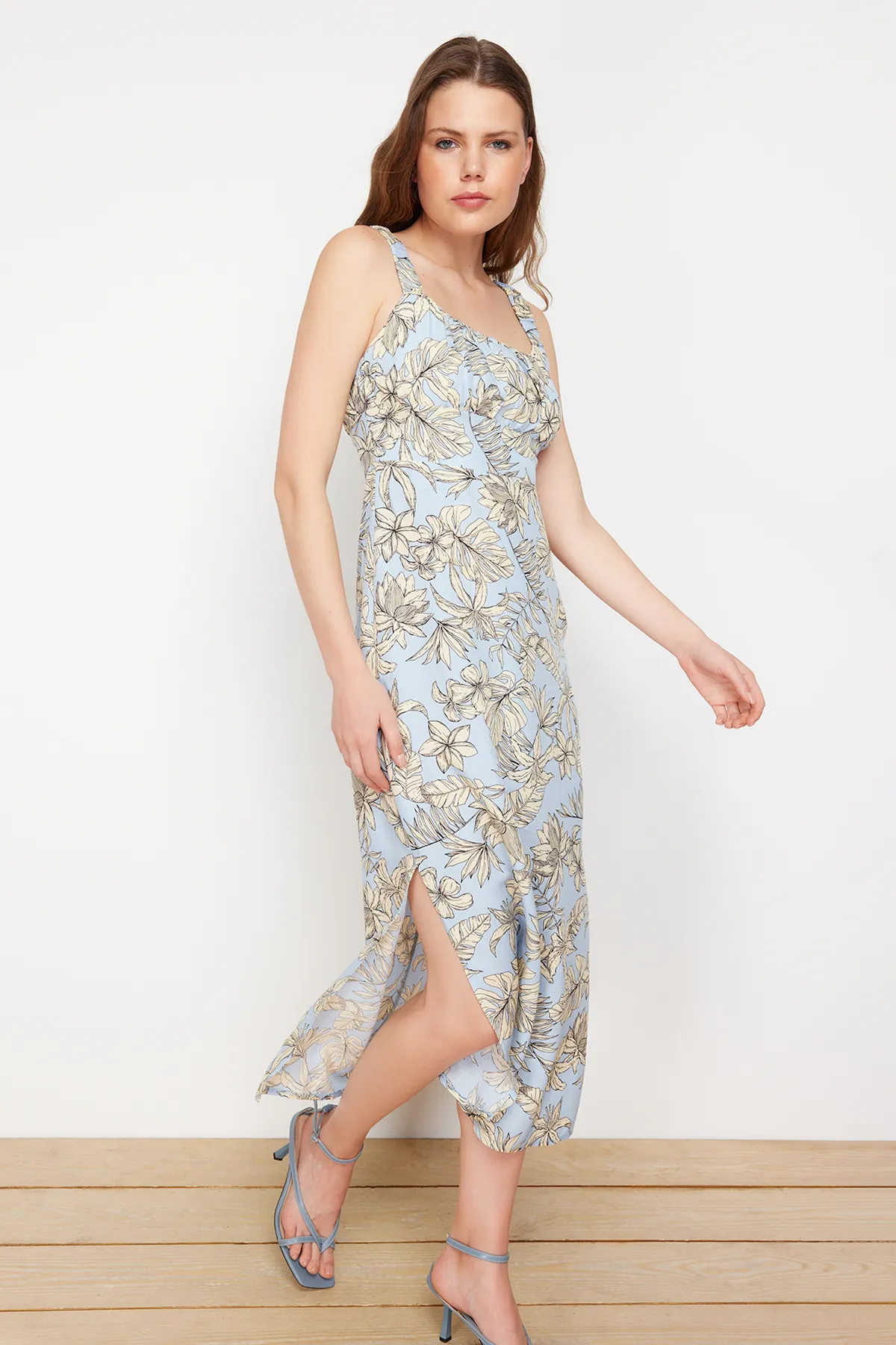 Trendyol Collection  Hellblaues Maxikleid aus 100 % Viskosegewebe mit Blumendruck und Schlitzdetail TWOSS24EL00613