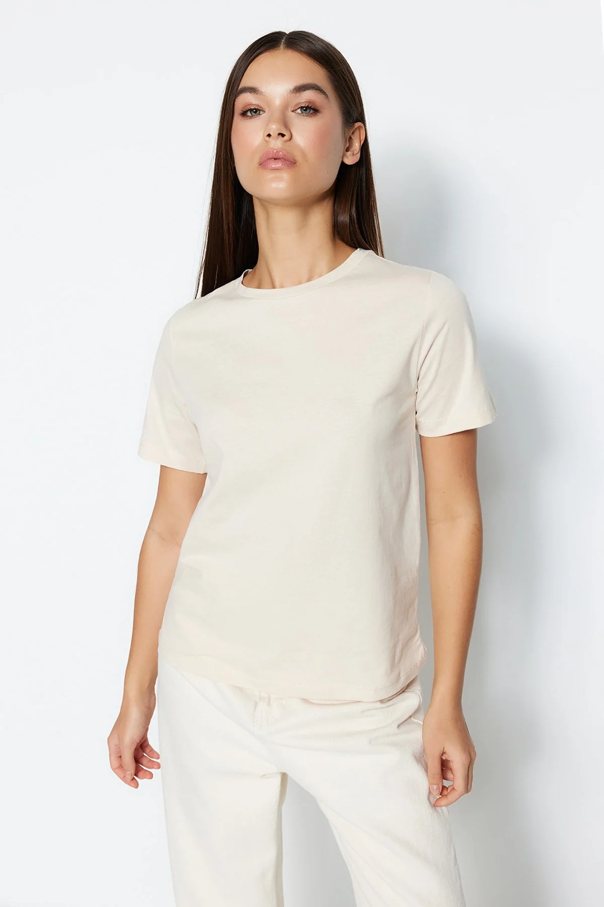 Trendyol Collection  Hellbeiges Basic-Strick-T-Shirt mit Rundhalsausschnitt aus 100 % Baumwolle TWOSS23TS00000