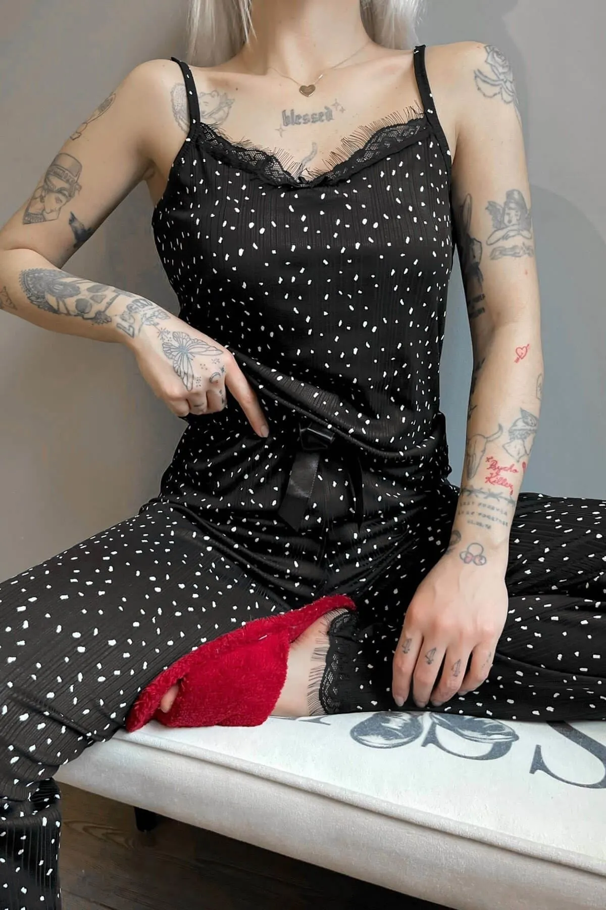 Pijamaevi  Gestricktes Damen-Pyjama-Set mit Polka Dot-Spitze und String-Trägern