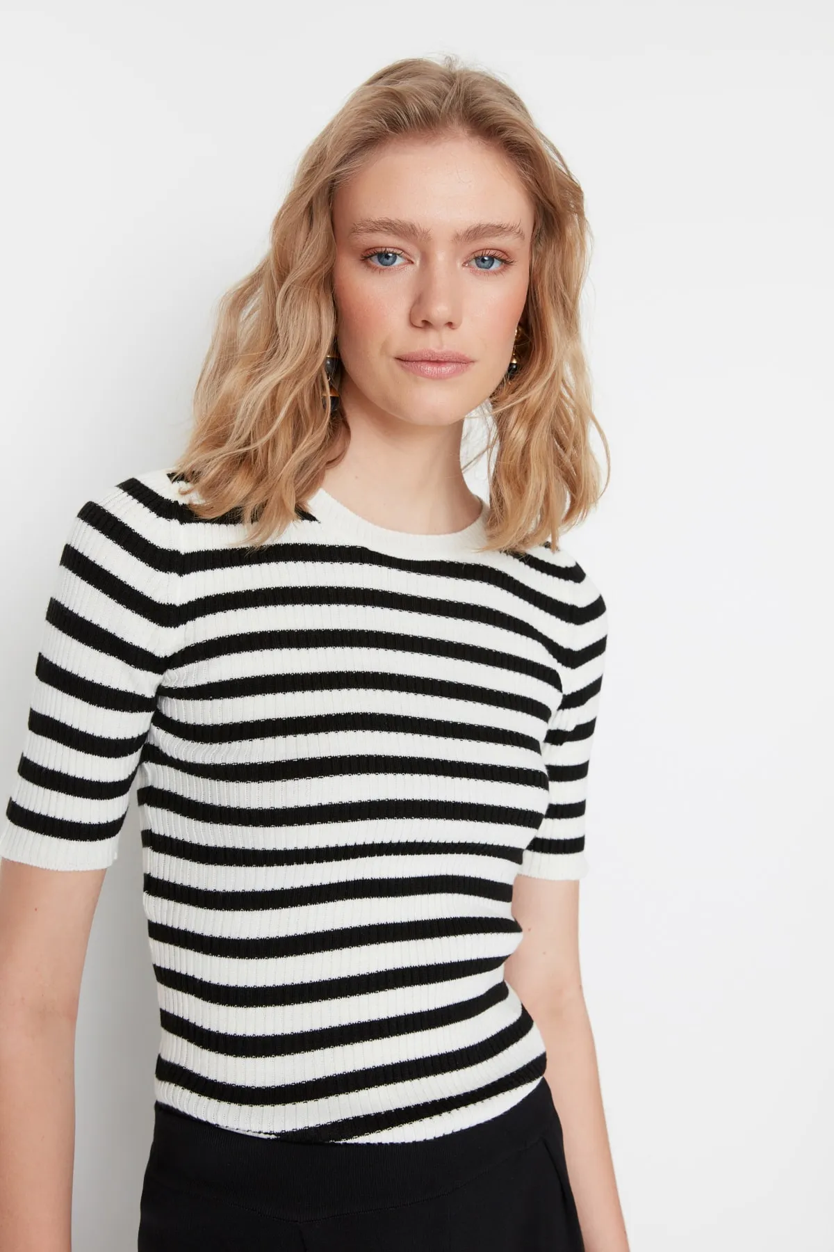 Trendyol Collection  Ecrufarbenes Basic-T-Shirt aus gestreiftem Strick TWOSS20KZ0075