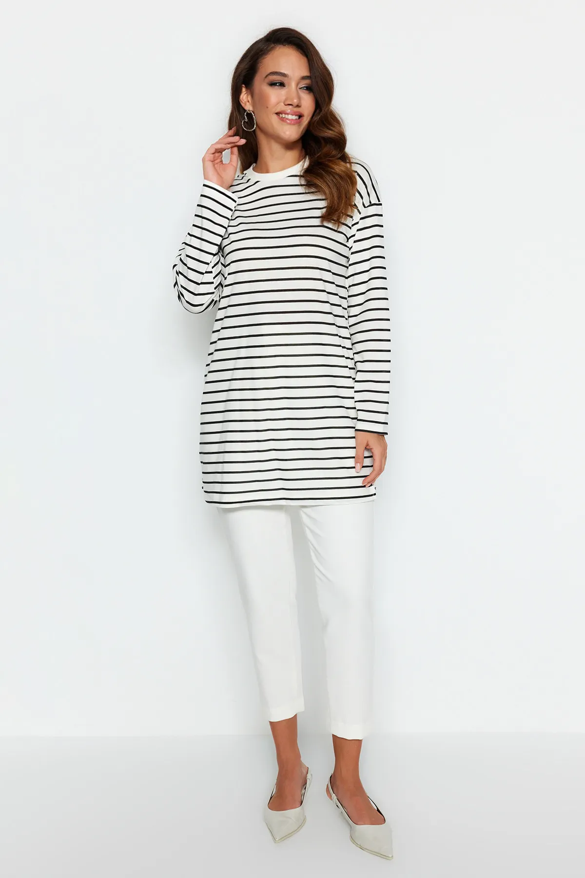 Trendyol Modest  Schwarze gestreifte Stricktunika TCTAW22UK0240