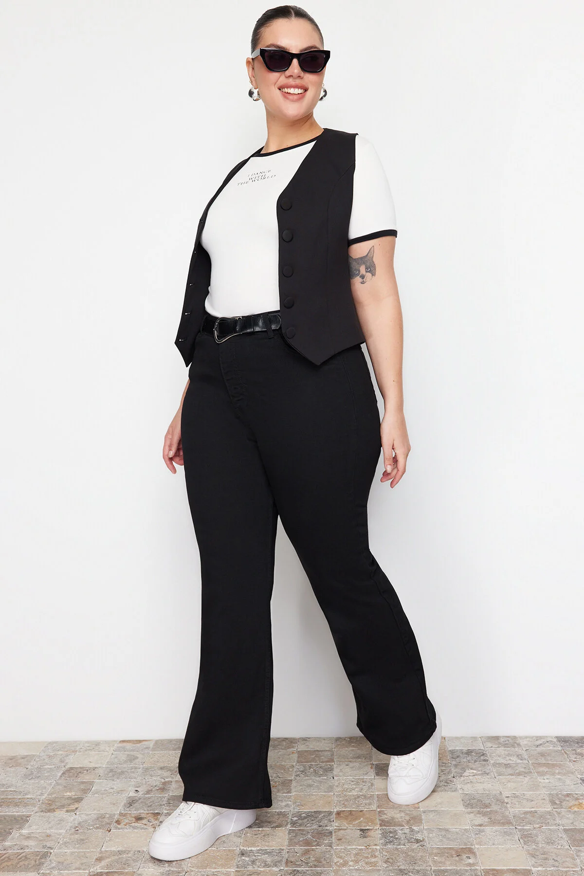 Trendyol Curve  Schwarze Schlagjeans mit hoher Taille TBBAW23JE00001