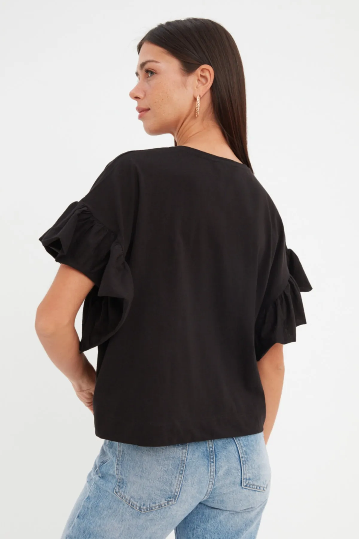 Trendyol Collection  Schwarzes Basic-Strick-T-Shirt mit Rundhalsausschnitt aus 100 % Baumwolle mit Rüschen und Details TWOSS22TS2429