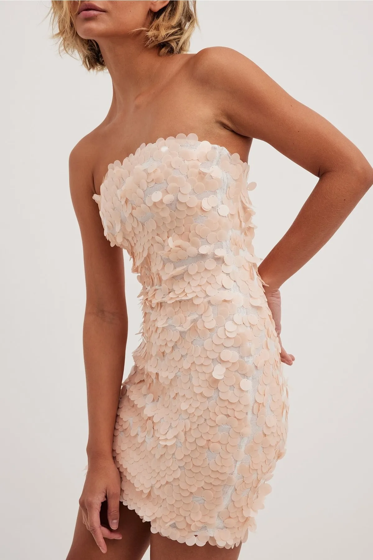 NA-KD  Bandeau-Minikleid mit Pailletten.