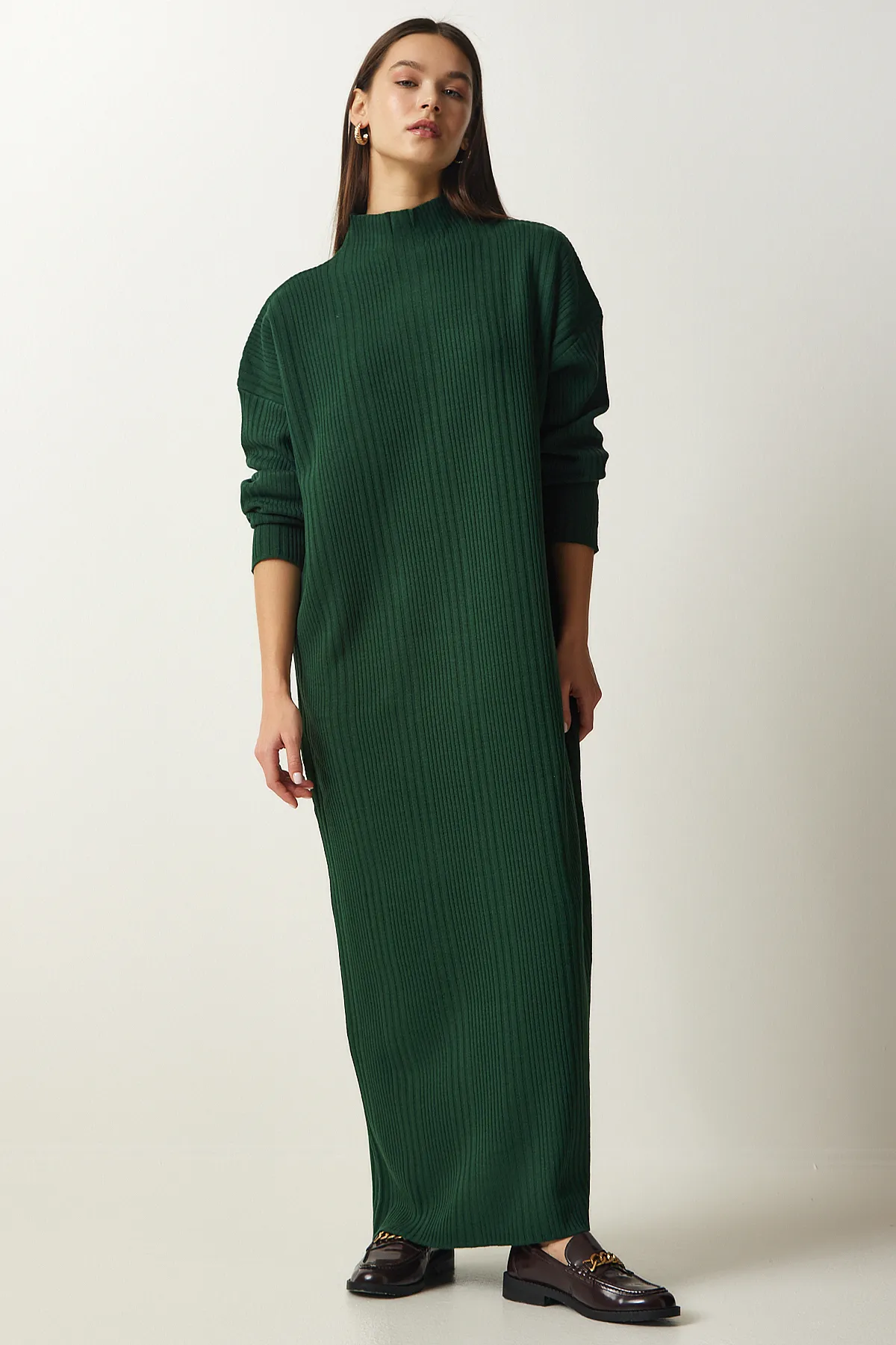 Happiness İstanbul  Dunkelgrünes Oversize-Strickkleid mit hohem Kragen für Damen XN00001