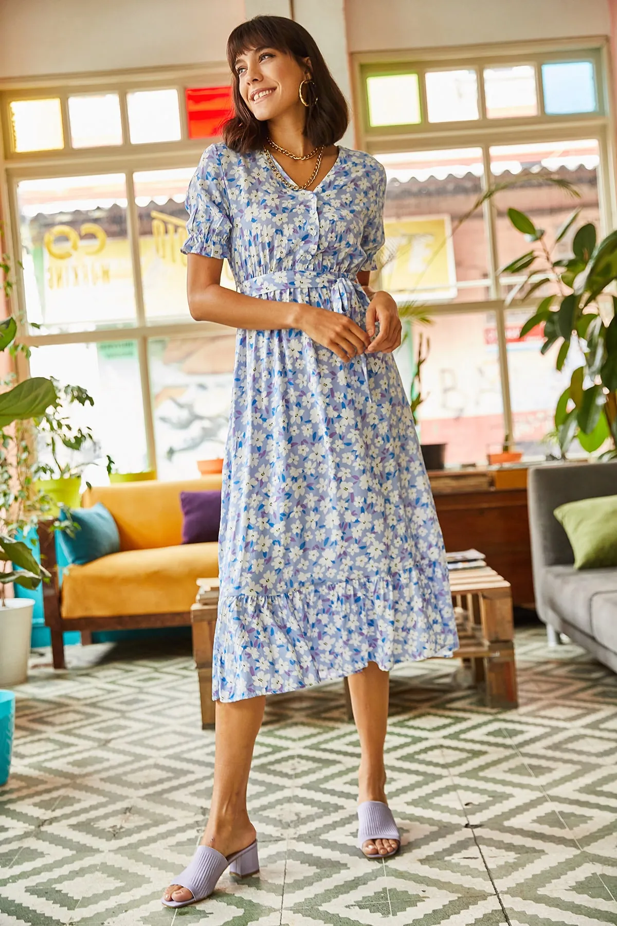 Olalook  Indigofarbenes Damenkleid aus gewebter Viskose mit Knöpfen und Gürtelärmeln ELB-19001524