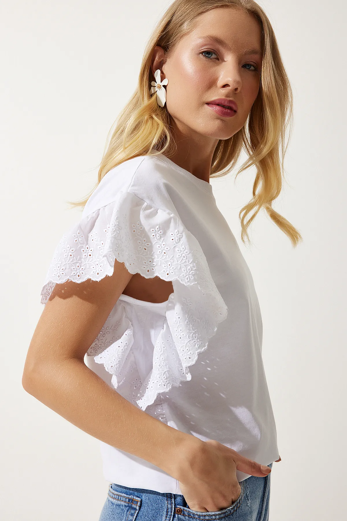 Happiness İstanbul  Weiße gewellte Strickbluse für Damen BF00093