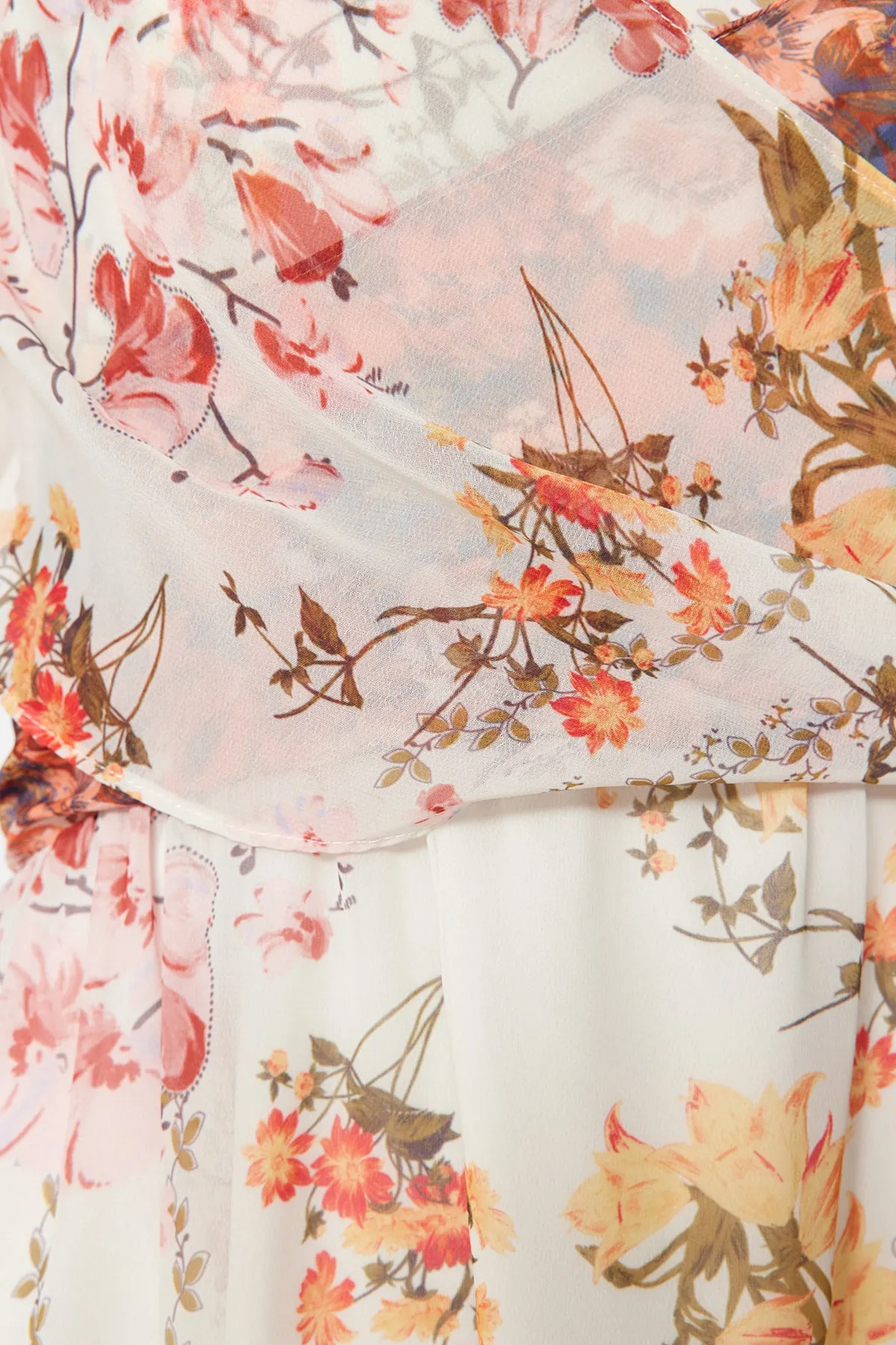 Trendyol Collection  Ecrufarbenes, floral gemustertes Skater-Maxikleid mit Gürtelöffnung und gefüttertem Webmuster TWOSS23EL02421