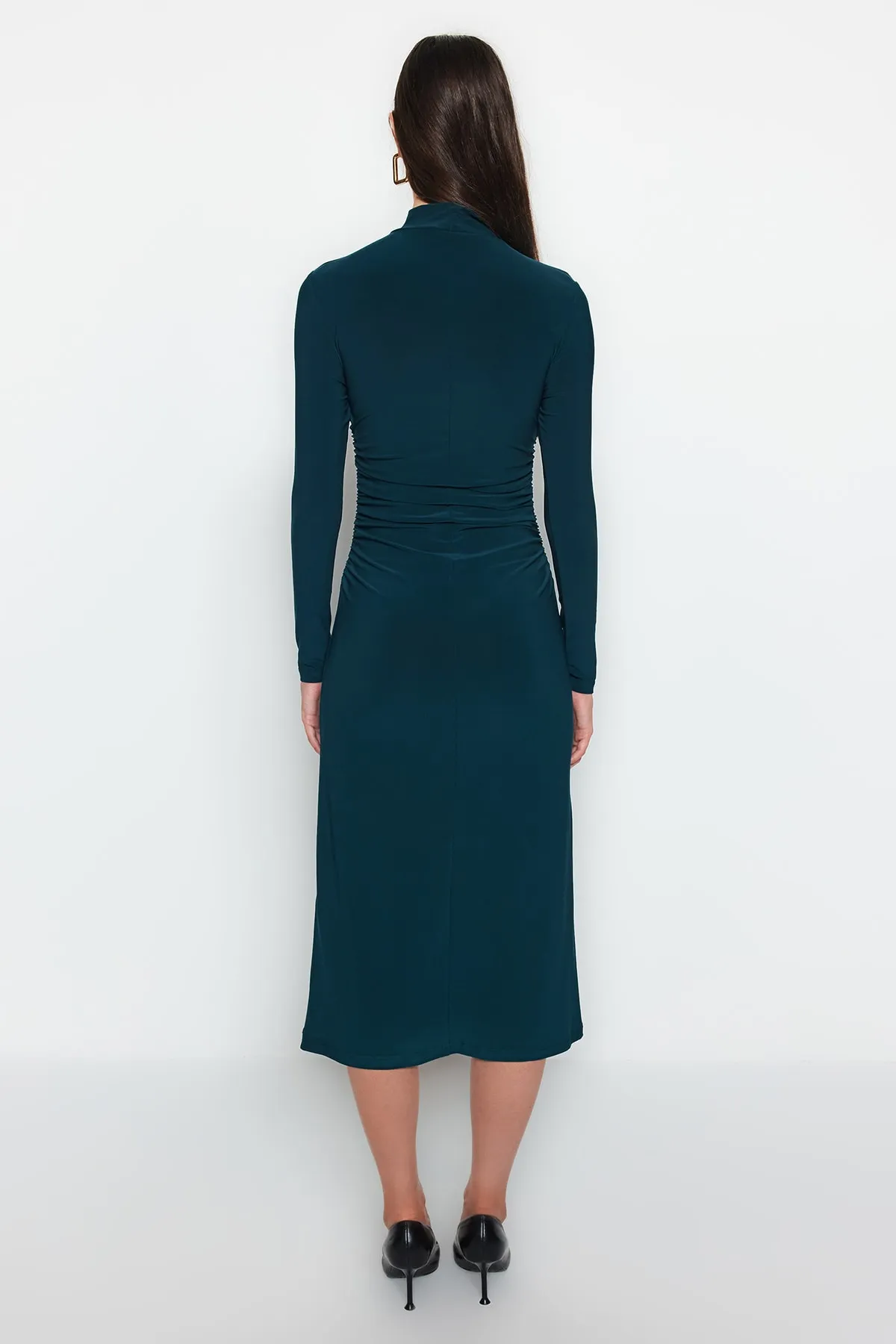 Trendyol Collection  Smaragdgrünes, drapiertes, detailliertes, flexibles Midi-Strickkleid in A-Linie mit hohem Kragen TWOAW24EL00133