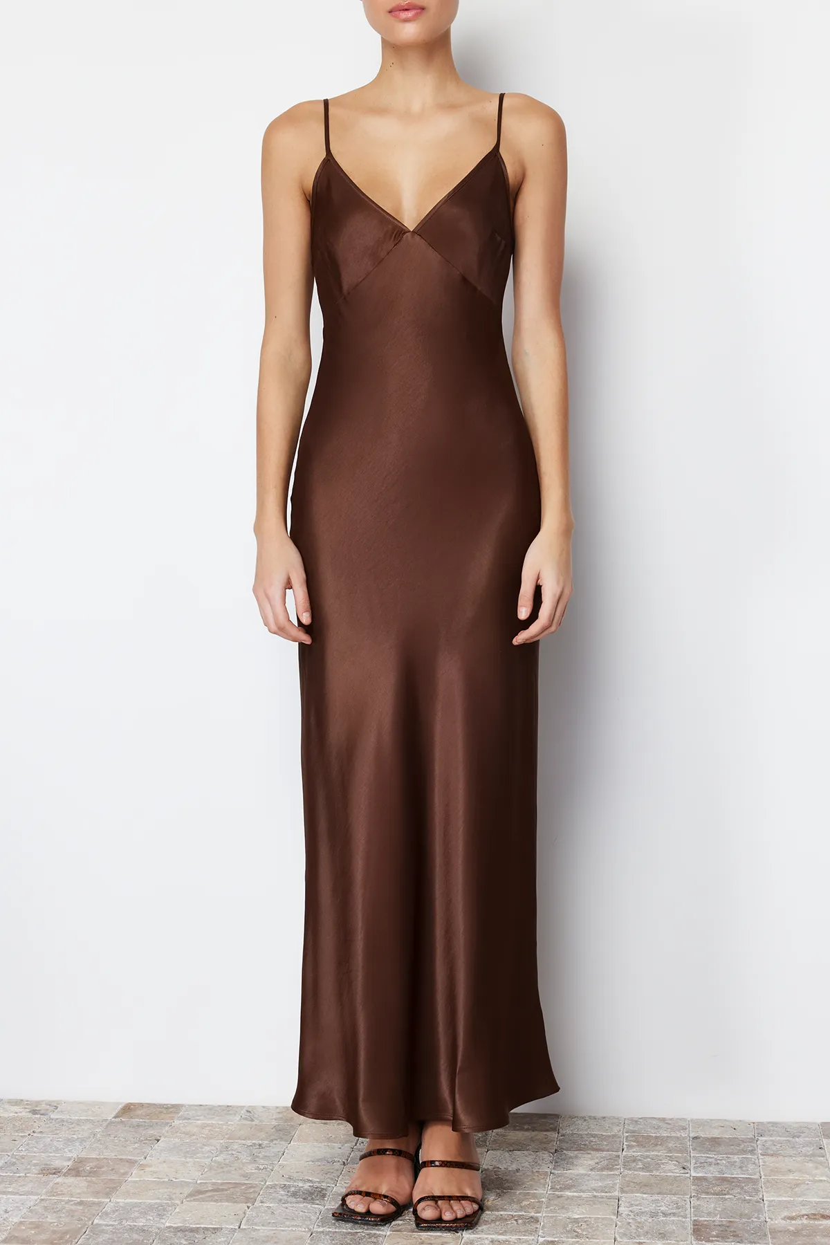 Trendyol Collection  Braunes, gerade geschnittenes Maxi-Webkleid mit Trägern TWOSS24EL00163