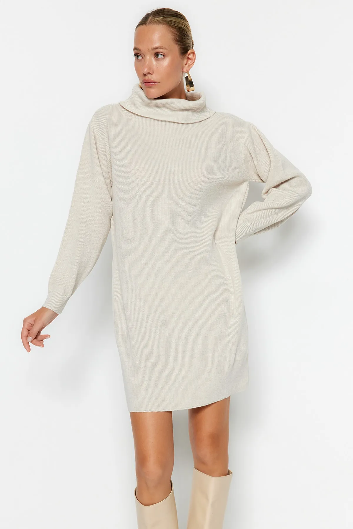 Trendyol Collection  Steinfarbenes Mini-Strickkleid mit Rollkragen TWOAW23EL00026