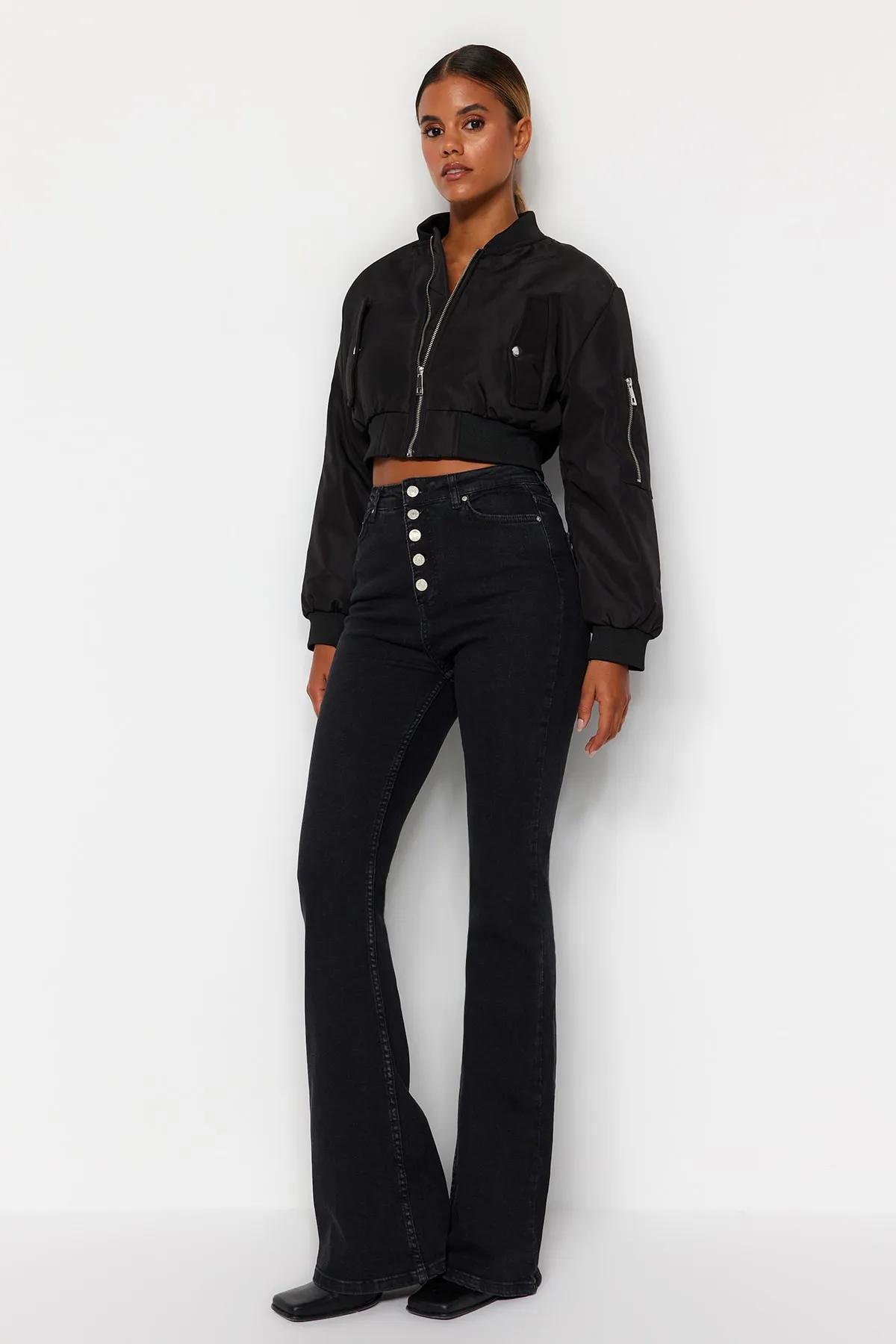 Trendyol Collection  Schwarze Schlagjeans mit hoher Taille und Knopfleiste vorn TWOSS20JE0111