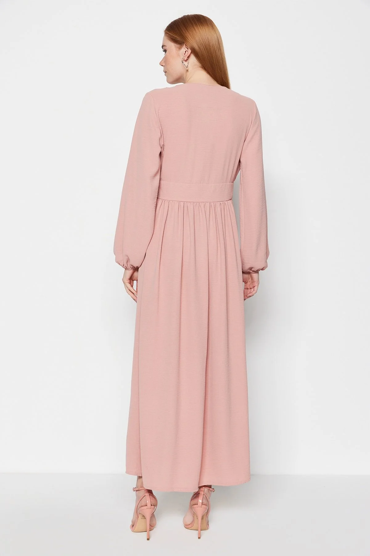 Trendyol Modest  Ansteckblume aus getrockneten Rosen und mit Stoff überzogenes, knopfbesetztes Aerobin-Gewebekleid TCTSS23EB00254