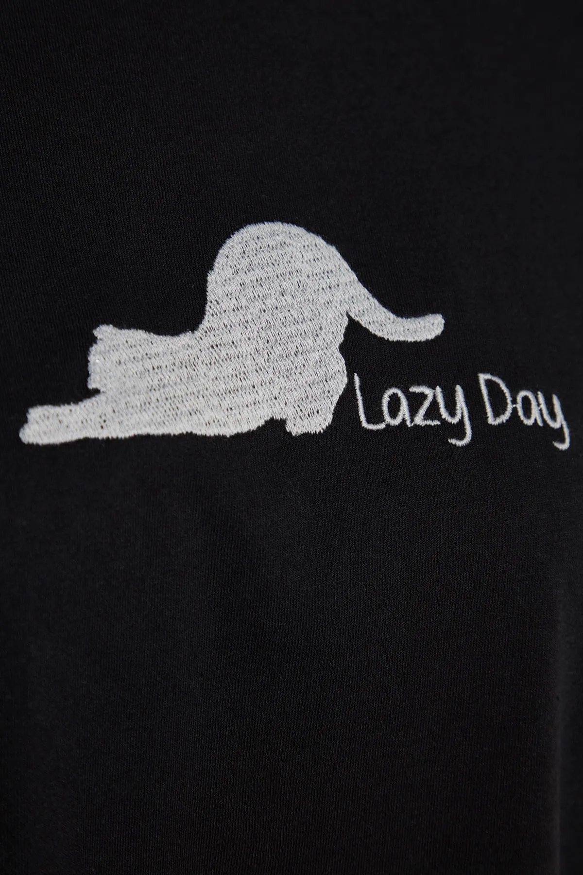 Trendyol Collection  Gestricktes Pyjama-Set mit Sweatshirt und Hose aus schwarzer Baumwolle mit Katzenmuster THMAW24PT00044