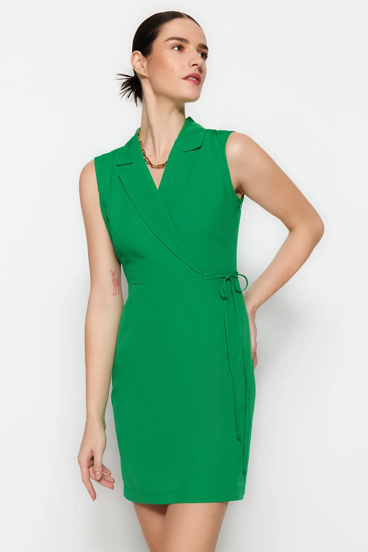 Trendyol Collection  Grünes Mini-Jackenkleid in A-Linie/Glockenform mit Bindedetail TWOSS23EL01508