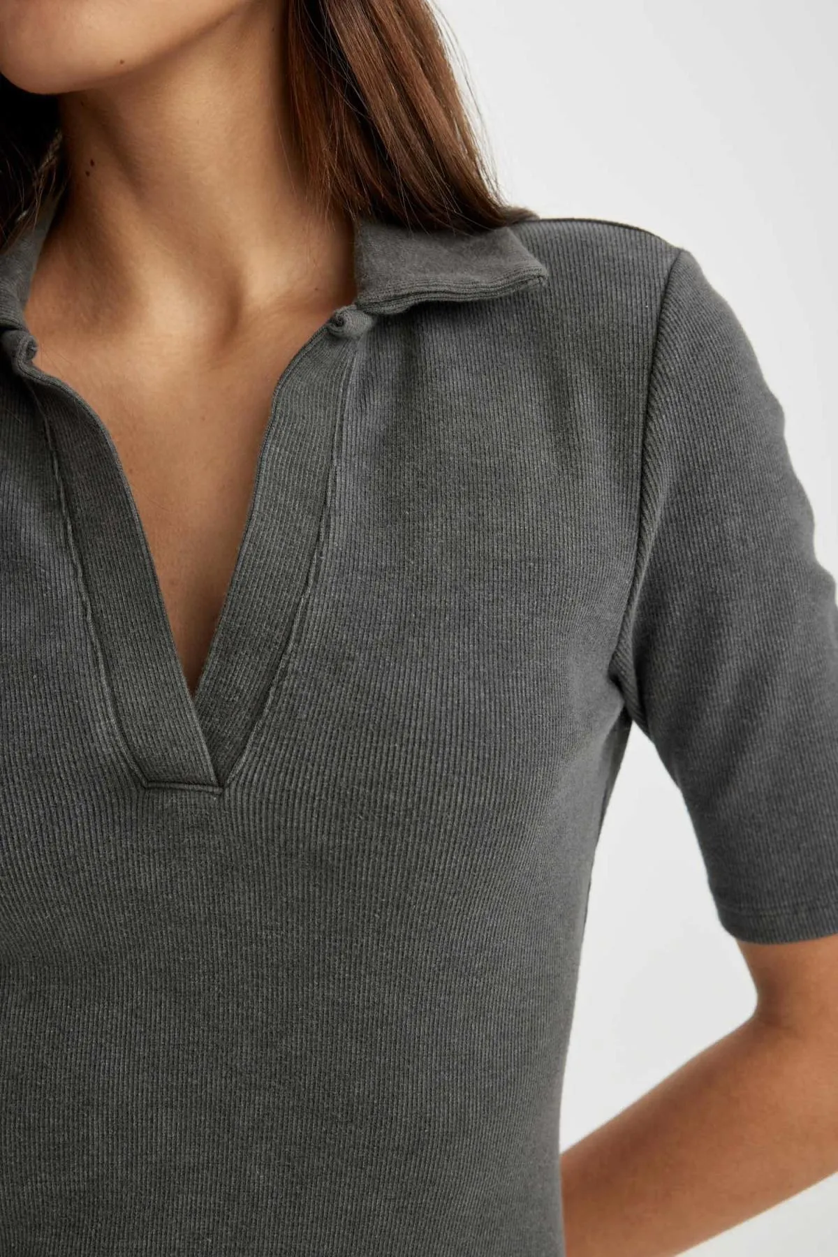 DeFacto  Figurbetontes, geripptes Camisole-Midikleid mit Rollkragen und kurzen Ärmeln C2893AX24SP