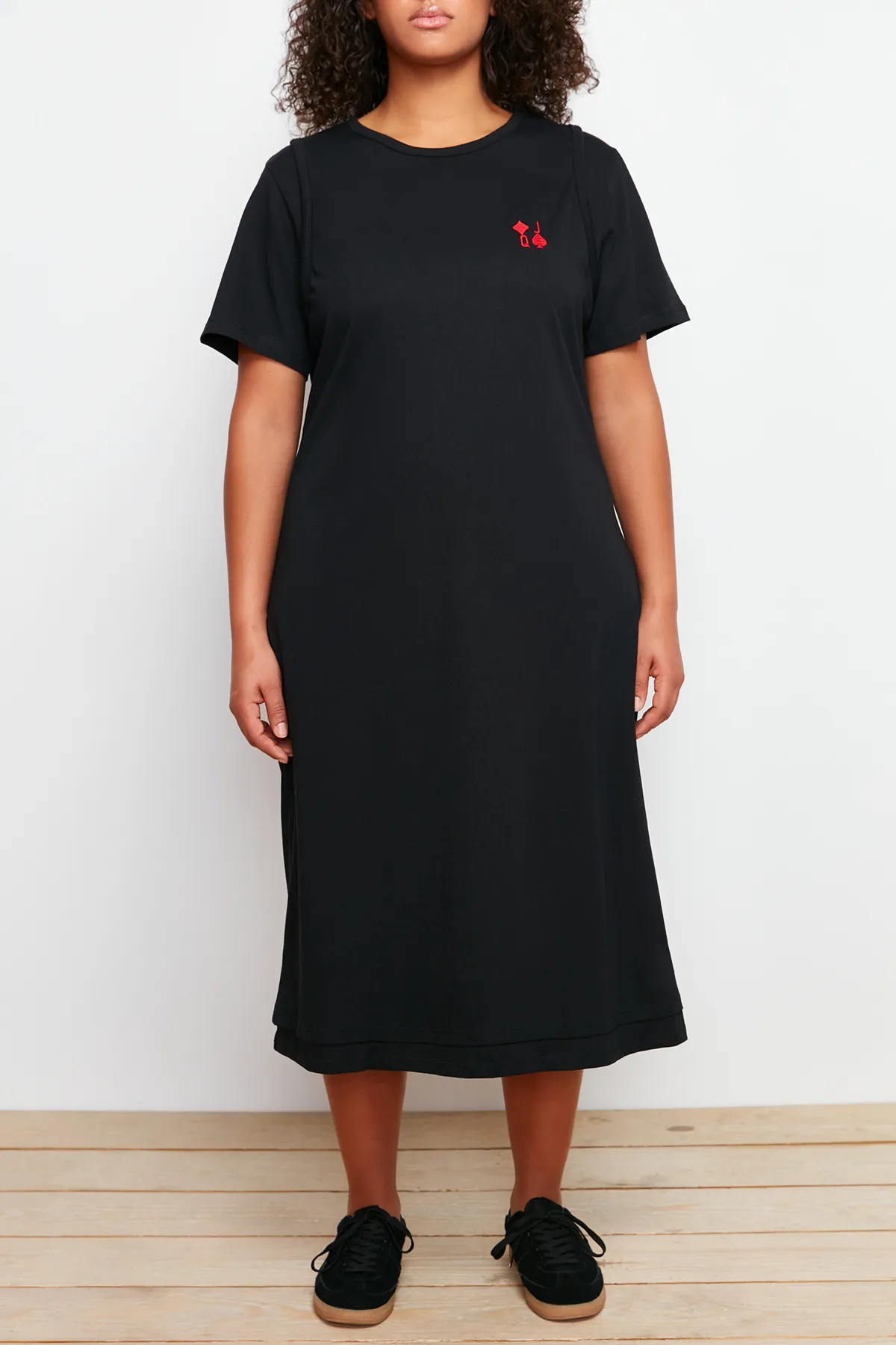 Trendyol Curve  Schwarzes gestricktes T-Shirt-Kleid mit Stickerei und detaillierten Details TBBSS24AH00084