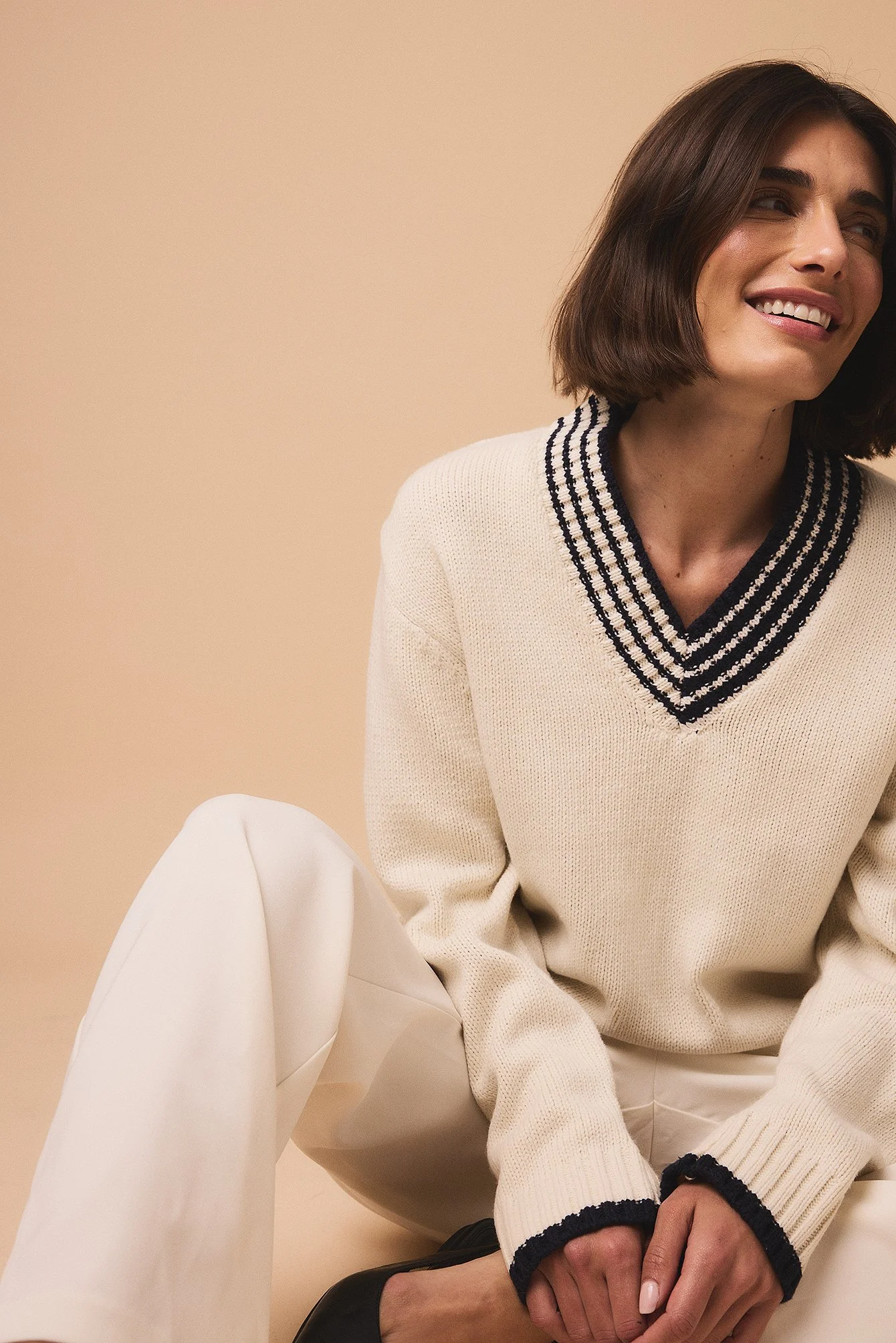 Oversized-Pullover mit V-Ausschnitt und Kontrastdetail