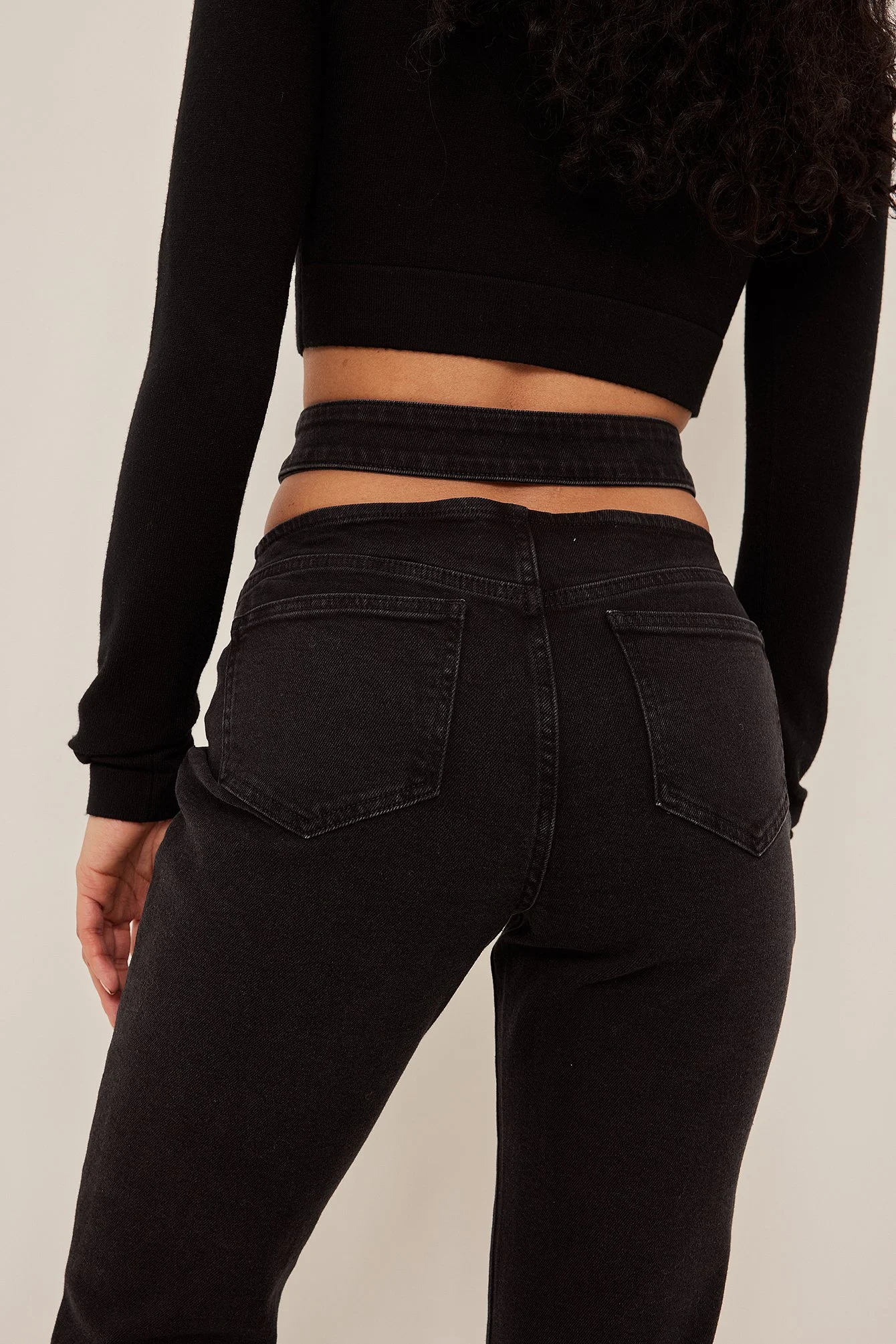 Cut-out-Jeans mit v-förmiger Taille