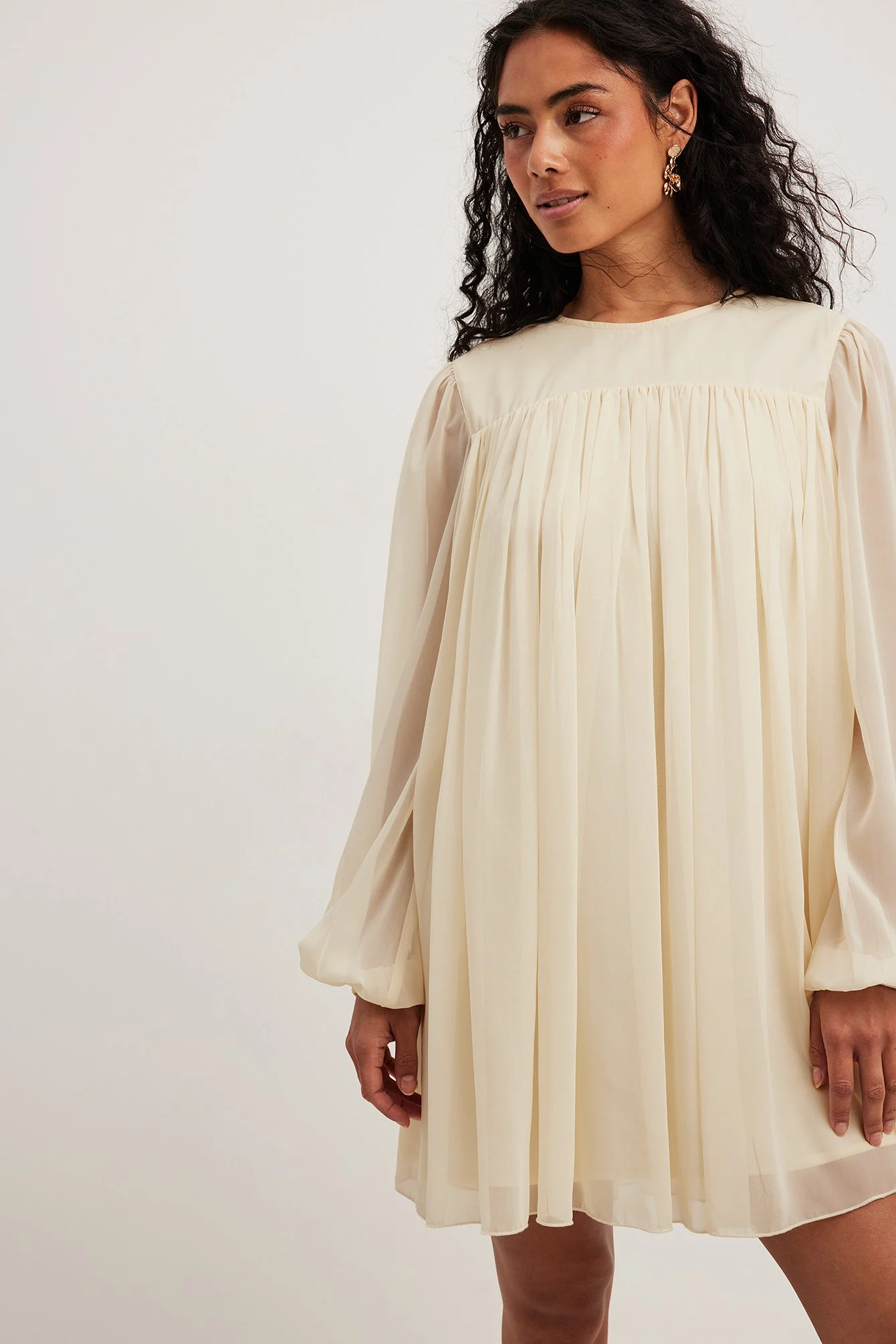 Fließendes Chiffon-Minikleid mit Raffungen