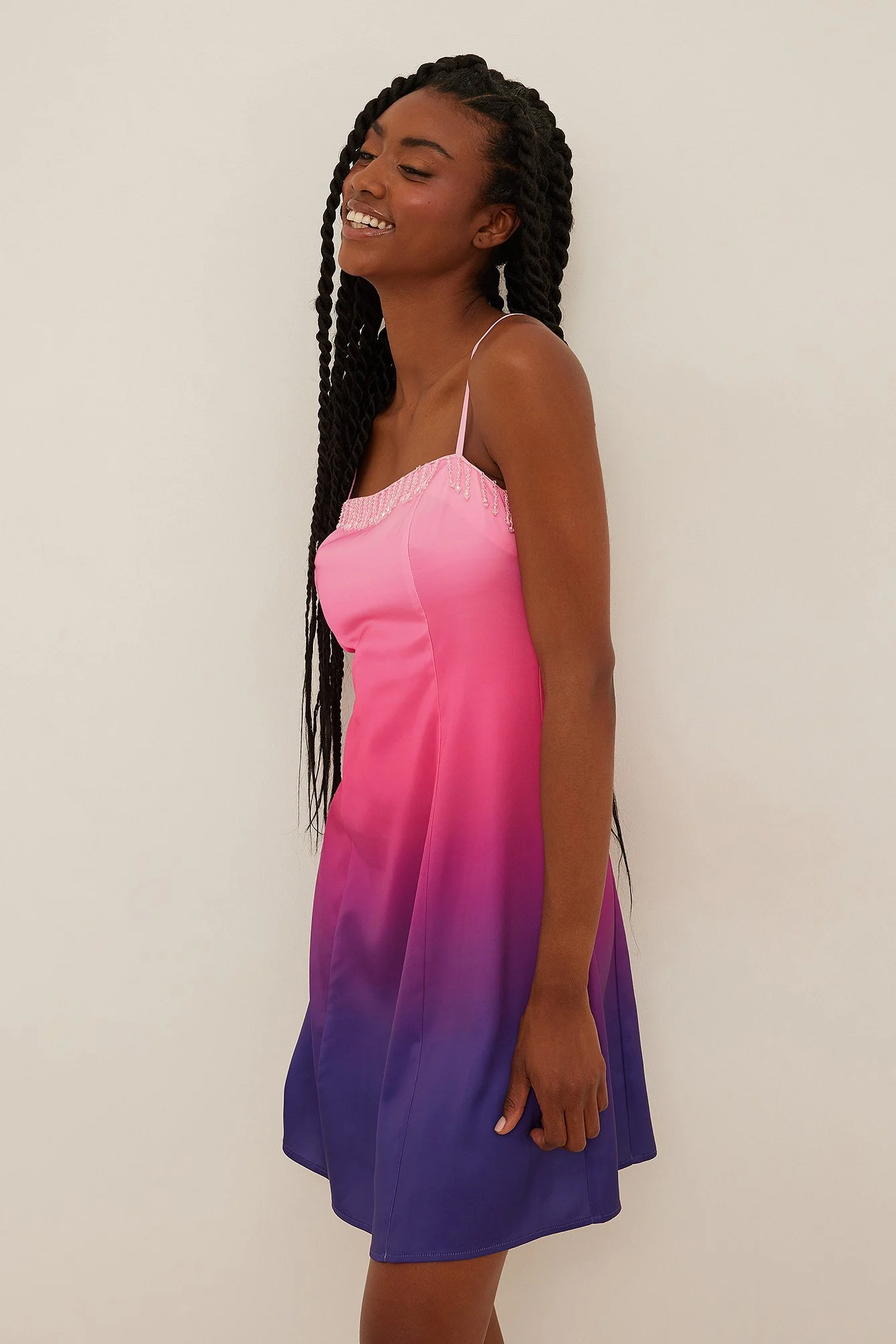 Satin-Minikleid mit Kristall-Details